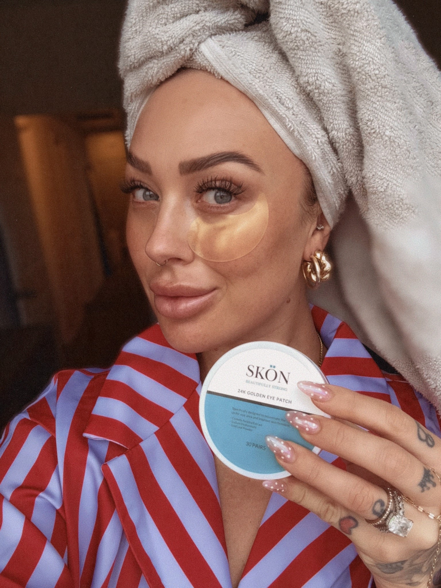✨ Tired mama? Revive your eyes with Skön Beauty’s 24K Golden Eye Patches! 🌟 Infused with luxurious gold, these patches work wonders to reduce puffiness and dark circles, leaving you looking refreshed and radiant. Treat yourself to a little self-care—you deserve it! 💖 #SkonBeauty #SelfCare #MamaGlow #ad 