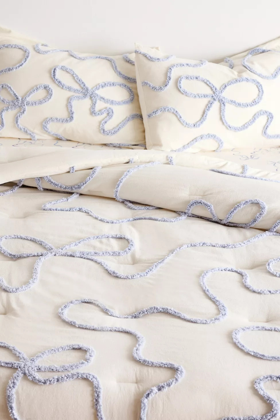 Wild Bows Tufted Comforter | Urban Outfitters (US and RoW)