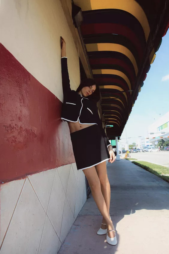 High-waist skirt with an elasticated waistband. Flared hem with contrasting trim. | Zara UK