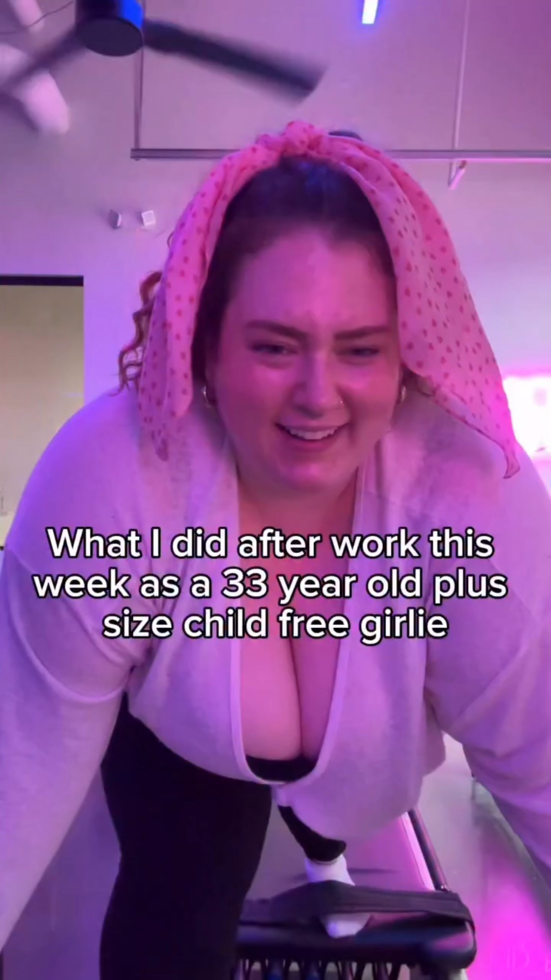 How I spent my week after work as a 33 year old plus size girlie with no kids 💫💞 I work a 9-5 and then my free time is mine after that! No kids, no partner, just 3 cats and my friends 🩷 I often think how grateful I am to be the first woman in my lineage who got to live alone and do everything not based on children or a man. I love not to be at my place lol outside is where I like to be! 

🔗 comment KIMMY and I’ll send you any of the outfit details! 🔗