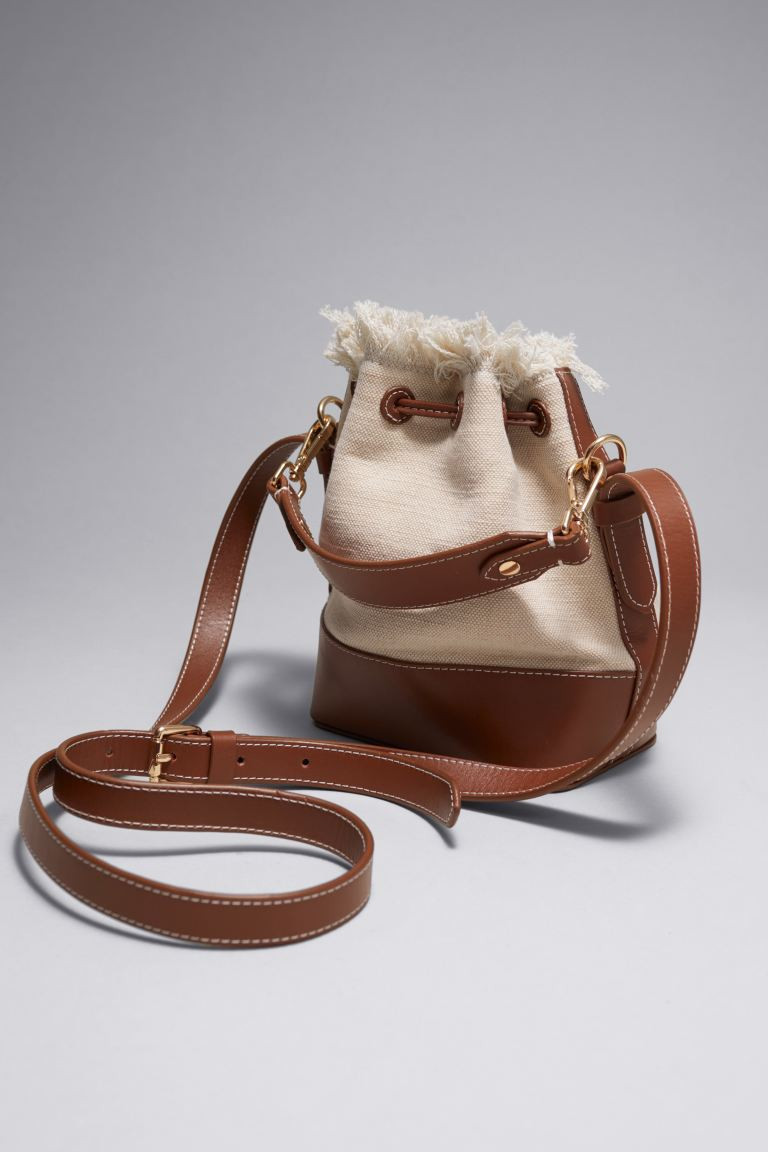 Beuteltasche aus Segeltuch mit Lederbesatz | H&M (DE, AT, CH, NL, FI)