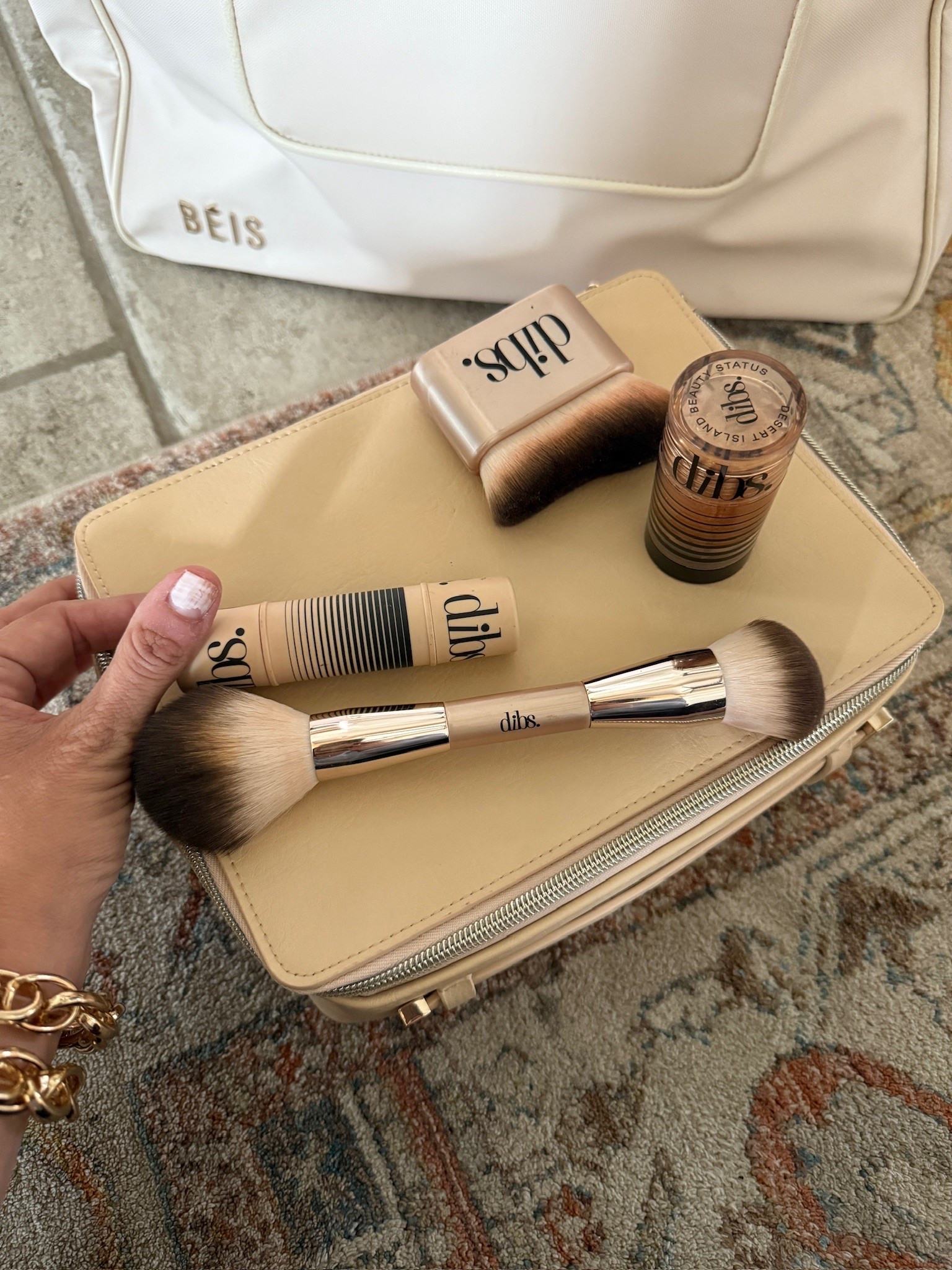 What’s in my makeup bag lately: DIBS Beauty favorites packed into my BÉIS makeup bag and ready to go wherever I am.

DIBS Beauty, BEIS bag, BEIS makeup bag, makeup bag, beauty favorites, everyday makeup, makeup essentials, travel beauty, beauty routine, makeup must haves, travel makeup bag, JulieFranks