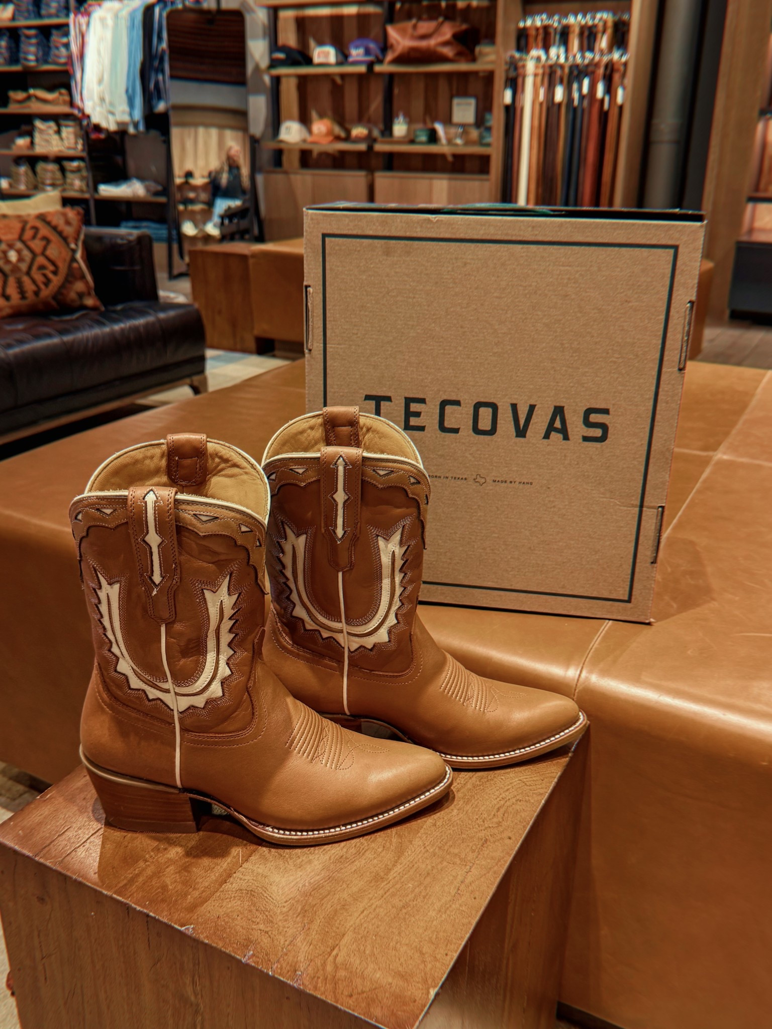 Love the new “Jolene” boots from Tecovas! I don’t really have a short pair, and I love the horseshoe design- so I went with Jolene😍

#LTKootd