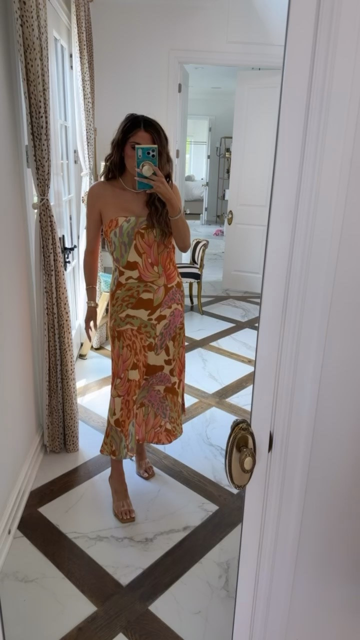 I’ve been trying on options to wear on vacation and loooove this dress!! The pattern is so cute and the drop back! Wearing a small! 

Farm Rio, Anthropologie finds, Anthropologie fashion, Summer dresses, Summer outfits, Vacation outfits beach, Beach outfits, Strapless dress, Emily Gemma

#LTKdayinmylife #LTKSeasonal #LTKTravel