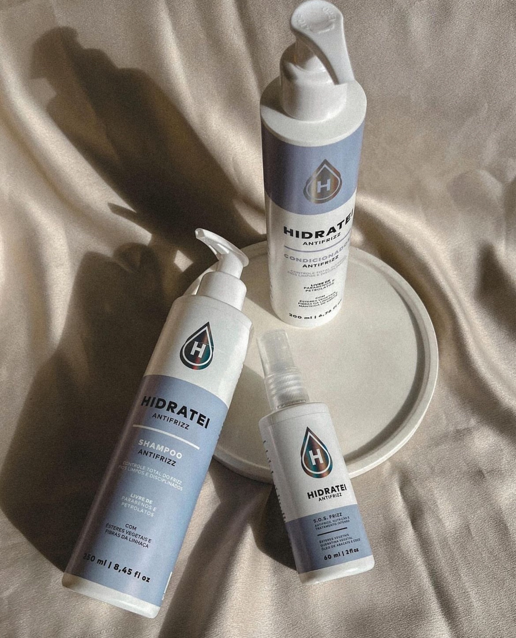 Hoje trago resenha do shampoo e condicionador dessa linha, além do SOS antifrizz.
A proposta da linha já está no nome, deixar o cabelo alinhado e sem frizz, além de macio e hidratado. O shampoo e o condicionador são ótimos, deixam os fios disciplinados, além de ter um cheirinho muito gostoso e trazer muito brilho.
O SOS é uma máscara líquida, que, além de deixar os fios disciplinados, nutre e reconstrói.
Ela tem queratina, então repõe a massa dos fios e deixa eles bem desmaiados.
É uma linha bem legal para quem tem o cabelo bem rebelde, porque os fios ficam realmente desmaiados, até levemente durinhos, por conta da queratina.
Eu gostei bastante e achei que eles cumpre tudo o que prometem!

#LTKbrasil #LTKbeauty