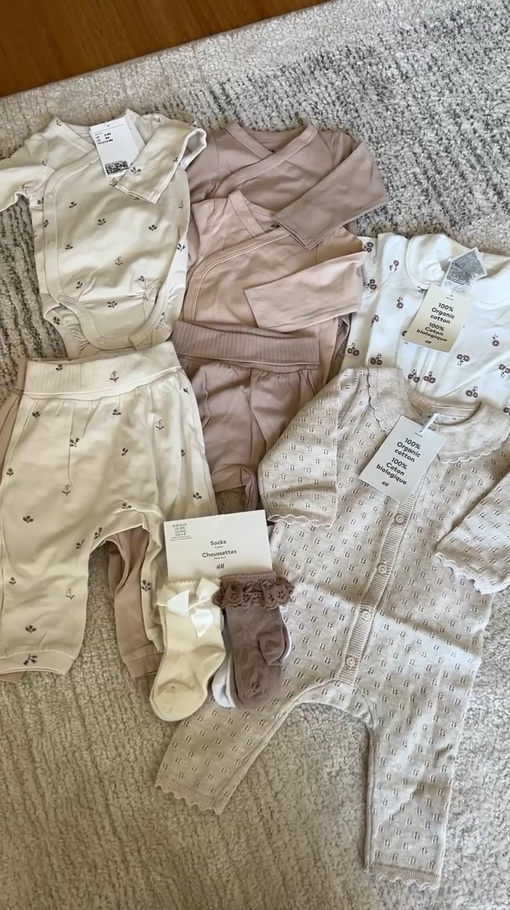 Baby girl finds that are all 20% off right now at H&M! 

Onesies, pink floral, baby outfit

#LTKBaby #LTKSaleAlert