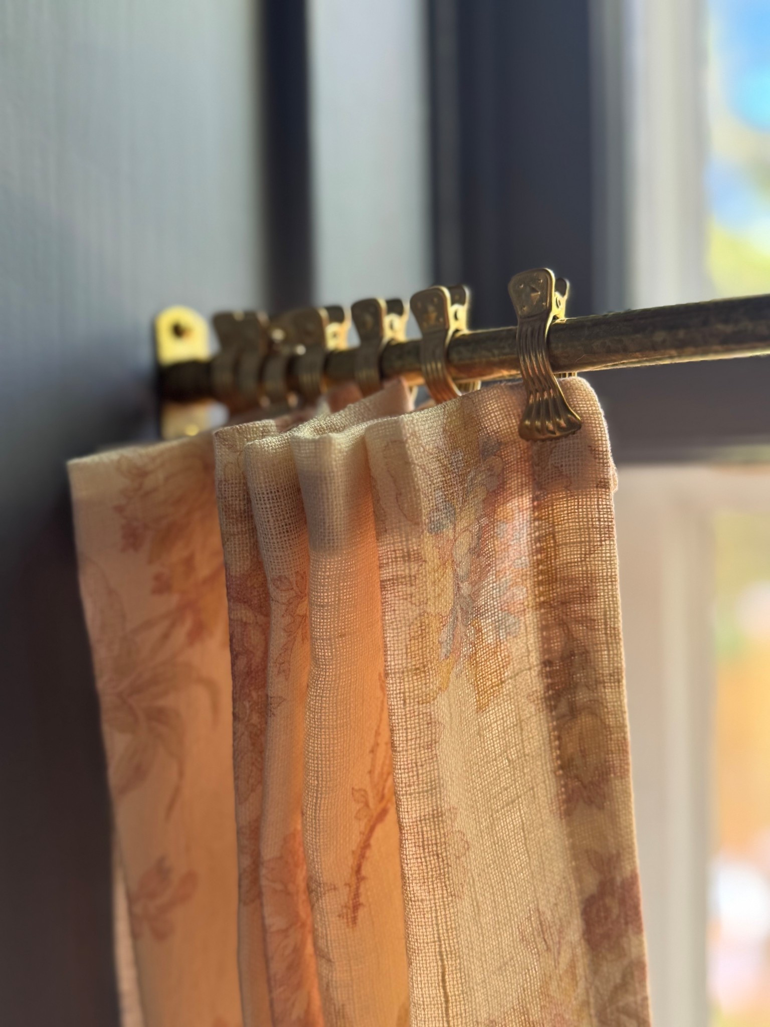 I absolutely love the details on these café curtain clips so I pulled together a few options that are very similar along with some of the rods and other clips I’ve used around the house 🤎 