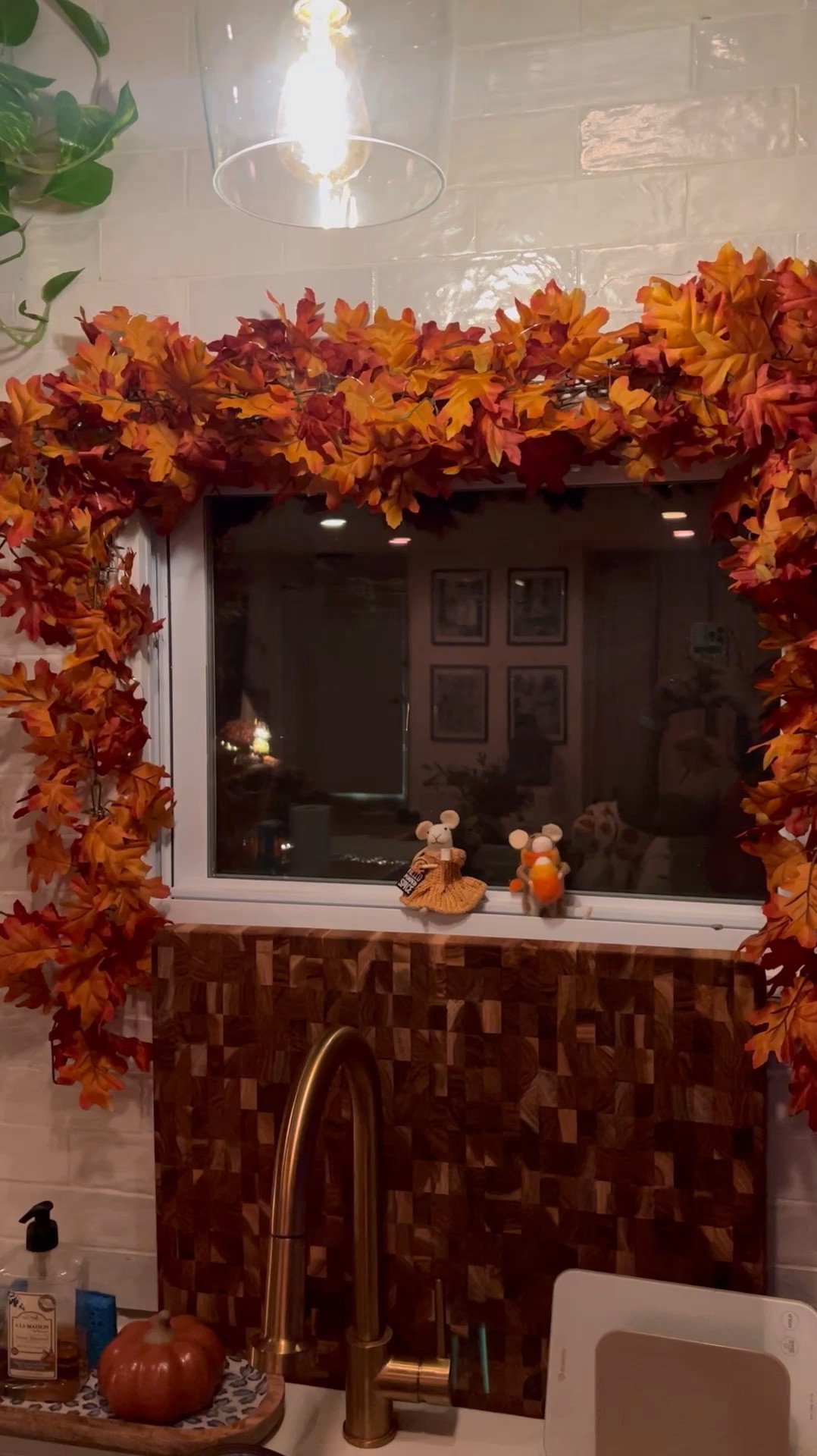 I absolutely love this cozy fall corner in my kitchen 😍  

#LTKSeasonal #LTKHome #LTKVideo
