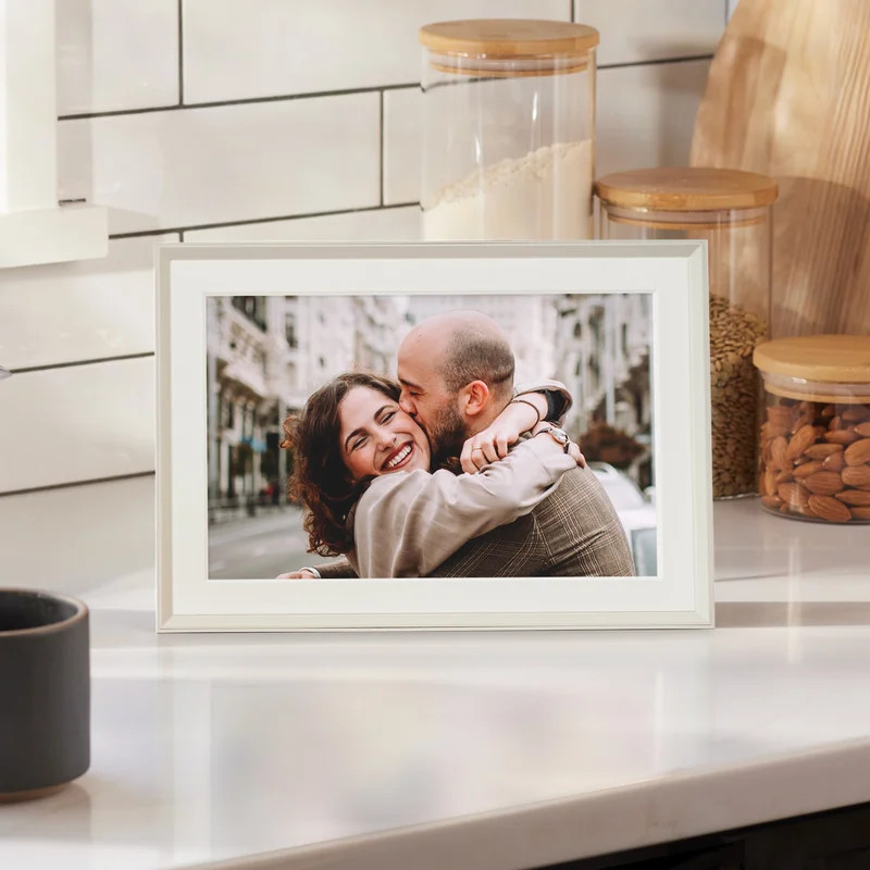 Carver Mat 10" | Aura's bestselling digital frame | Aura Frames