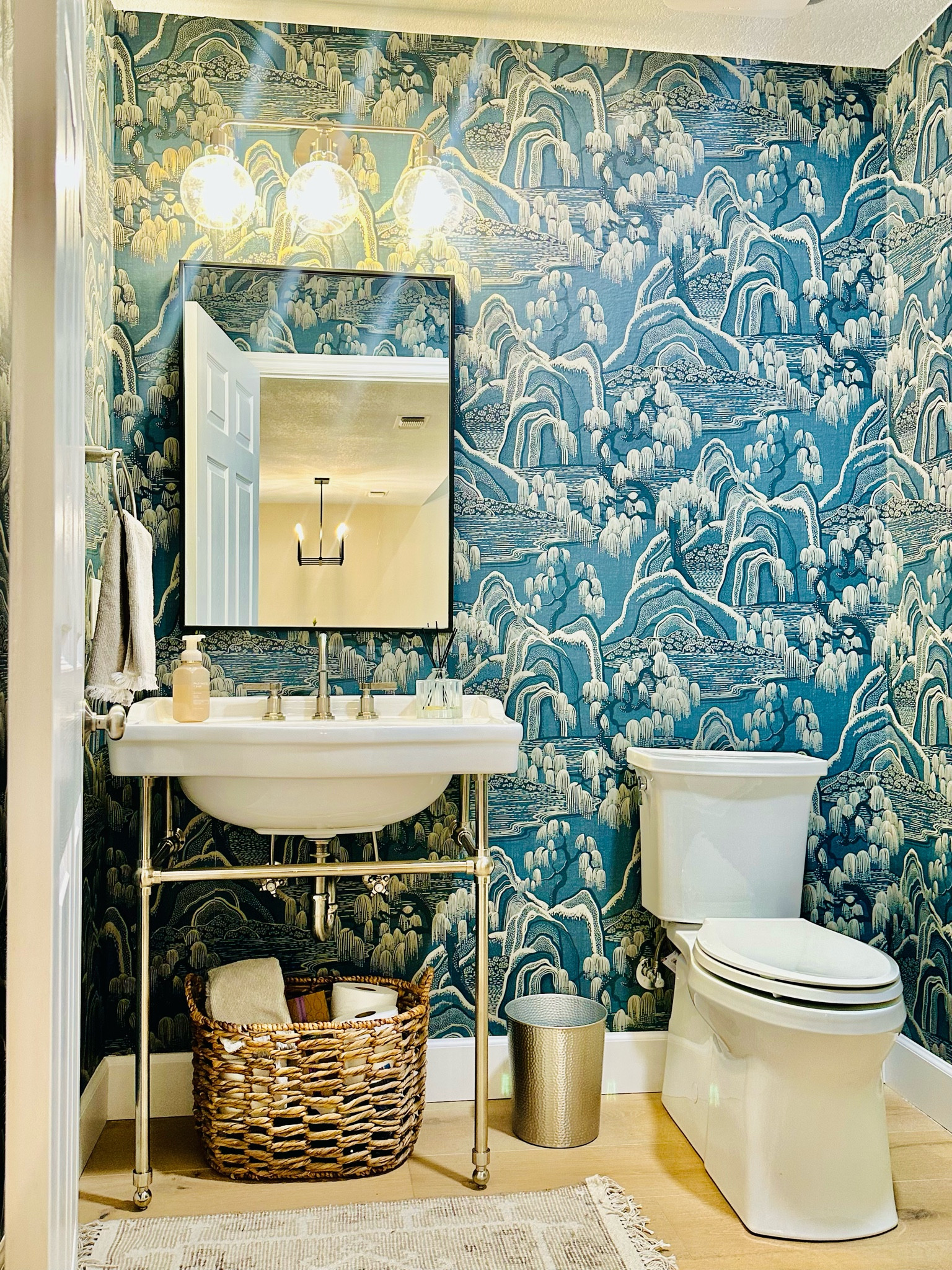 Garden Bathroom 🌳

This indigo garden wallpaper is a statement maker in this powder bathroom that has all the traditional and modern appeal.

#bathroomrenovation #wallpaper 
