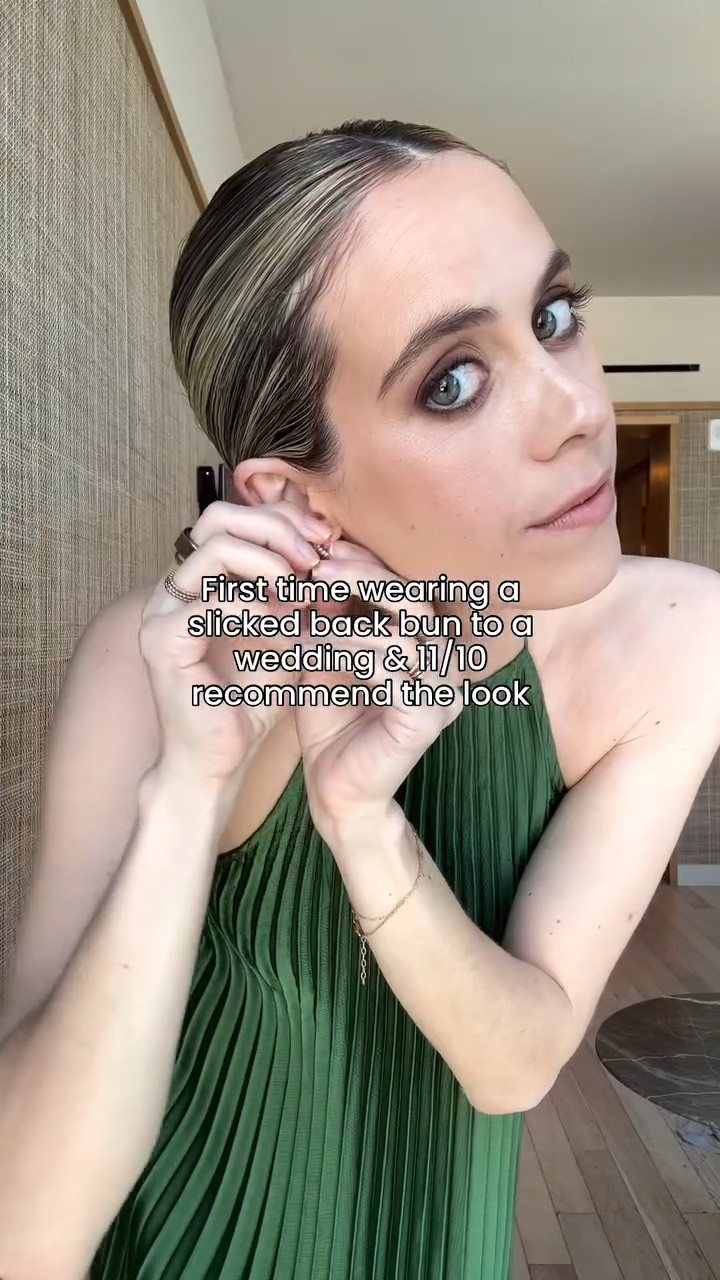 I was skeptical at first but it’s a yes for me 🔥 

#slickback #slickbun #weddingguest #hairwax #weddingguestdress #slickbackhair
