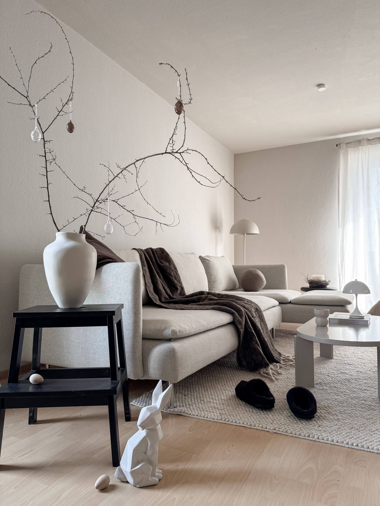 Scandi Wohnzimmer in ruhigen Beigetönen
Sofa, Hocker, Vase, Decke & Deko sind hier verlinkt

helle Farben, natürliche Materialien und ein minimalistischer Look für ein ruhiges Zuhaue

#scandiwohnzimmer
#wohnzimmerideen
#beigeinterior
#neutralhome
#scandihome
#cozyhome
#LTKhome
#LTKdeutschland


#LTKdeutschland #LTKhome