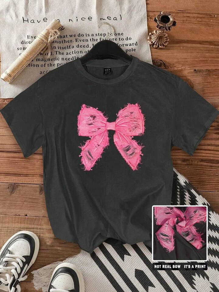 SHEIN EZwear Plus Size Pink Applique Bow Pattern Round Neck Short Sleeve Loose Fit Plus Size Wome... | SHEIN