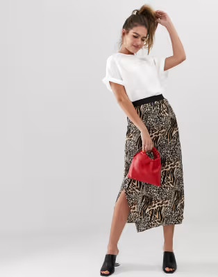 New Look tee with roll sleeves in white | ASOS US