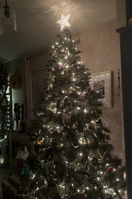 Twinkle time 🎄✨❤️

🏷️ Christmas Tree, Christmas Tree decorations, Christmas decorations, holiday home

#LTKhome #LTKHoliday #LTKSeasonal