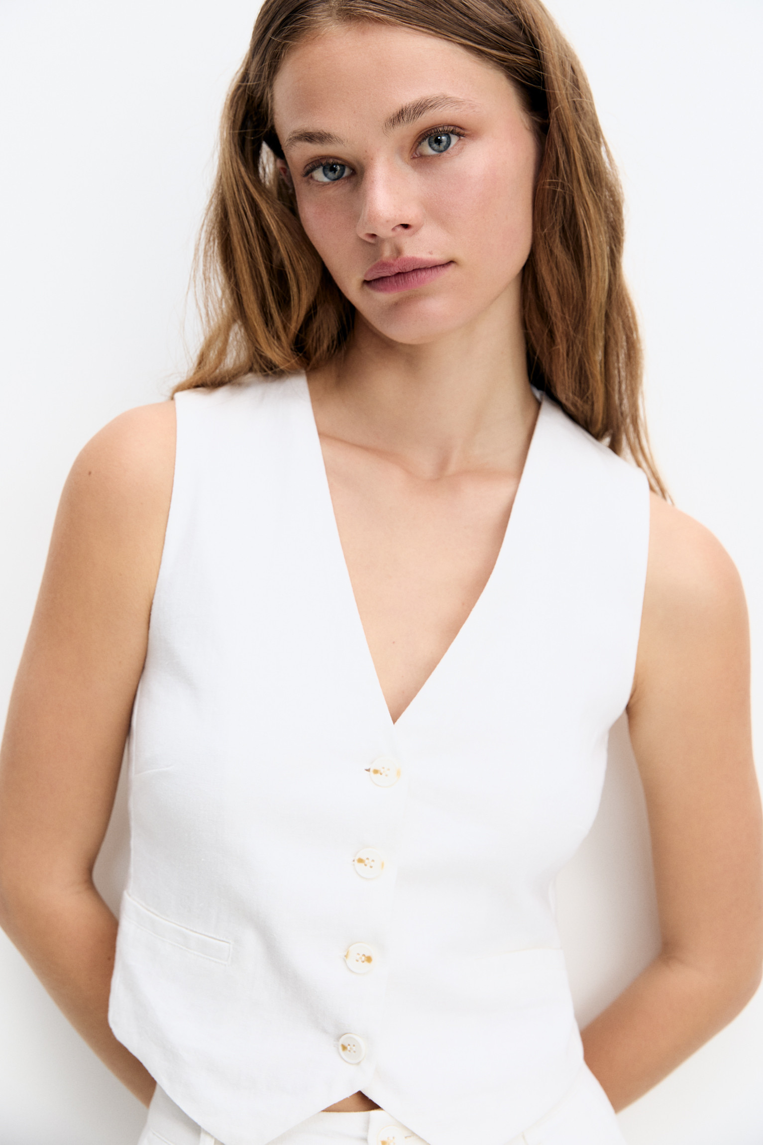 Basic linen-blend waistcoat | PULL and BEAR UK