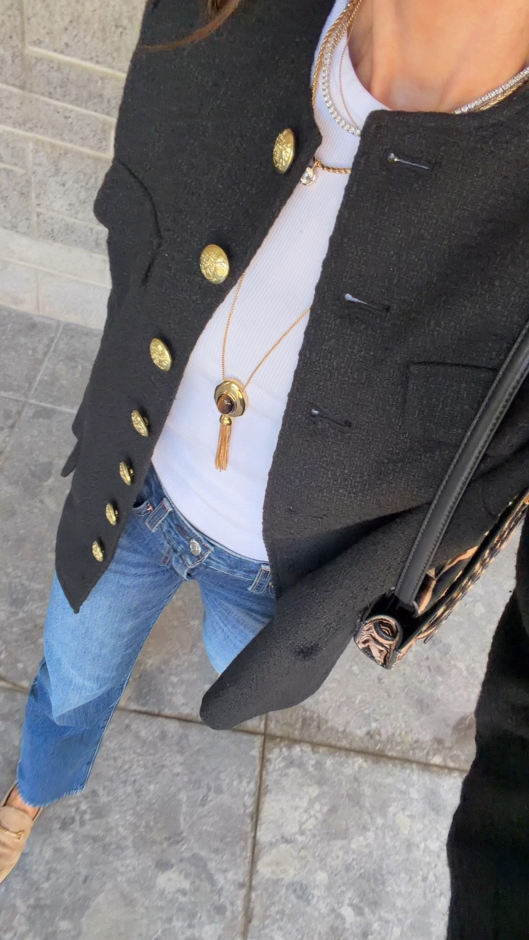 🚨‼️‼️‼️⤵️⤵️⤵️⤵️
Important 🚨🚨🚨promise you these are the exact jeans that are linked. I don't know why they look different on the model online, this actually happens quite often we have different body types, maybe
they used different sizing in the image, but these are the exact jeans. I'm wearing size 25 and I am 57 for height reference. Wash is moonwave

#LTKOver40 #LTKootd