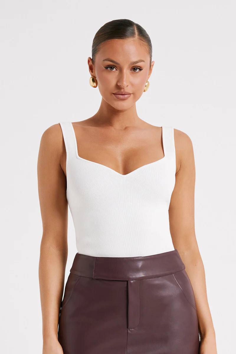 Amoura Sweetheart Long Line Top - White | MESHKI US