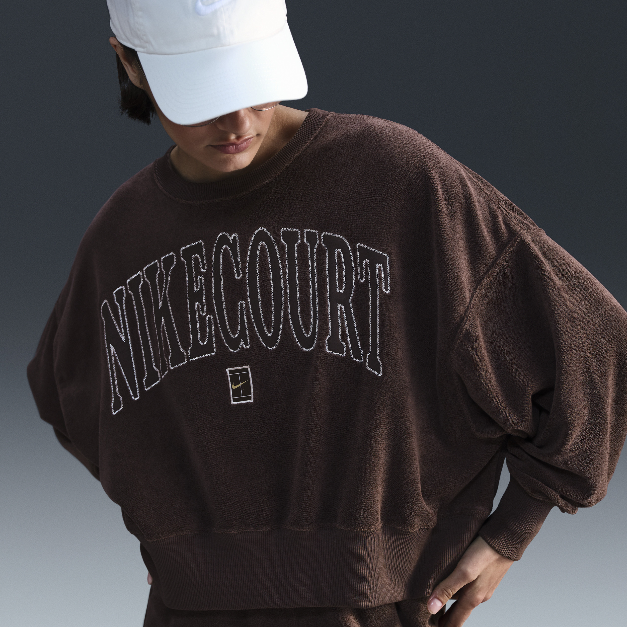 Nike Women's Court Heritage Over-Oversized Crew-Neck Graphic Tennis Sweatshirt in Brown | FQ2242-237 | Nike (US)
