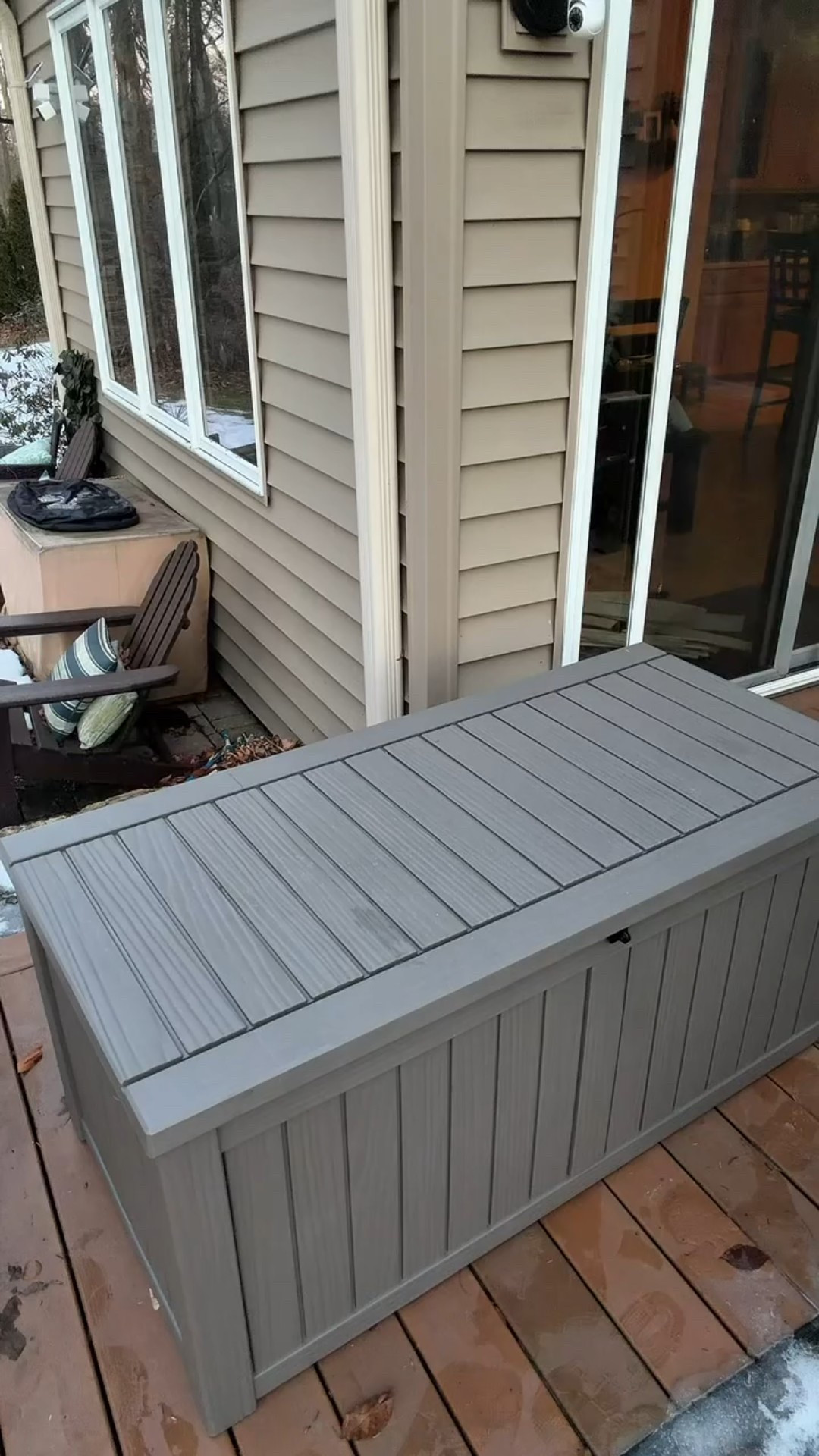 Outdoor storage but make it aesthetic 🖤

This 120-gallon deck box is perfect for storing patio cushions, gardening tools, pool accessories, and outdoor essentials. Weather-resistant, spacious, and keeps everything clutter-free.

Such a good solution if you want your patio to look clean and organized without bulky storage. Linked here.