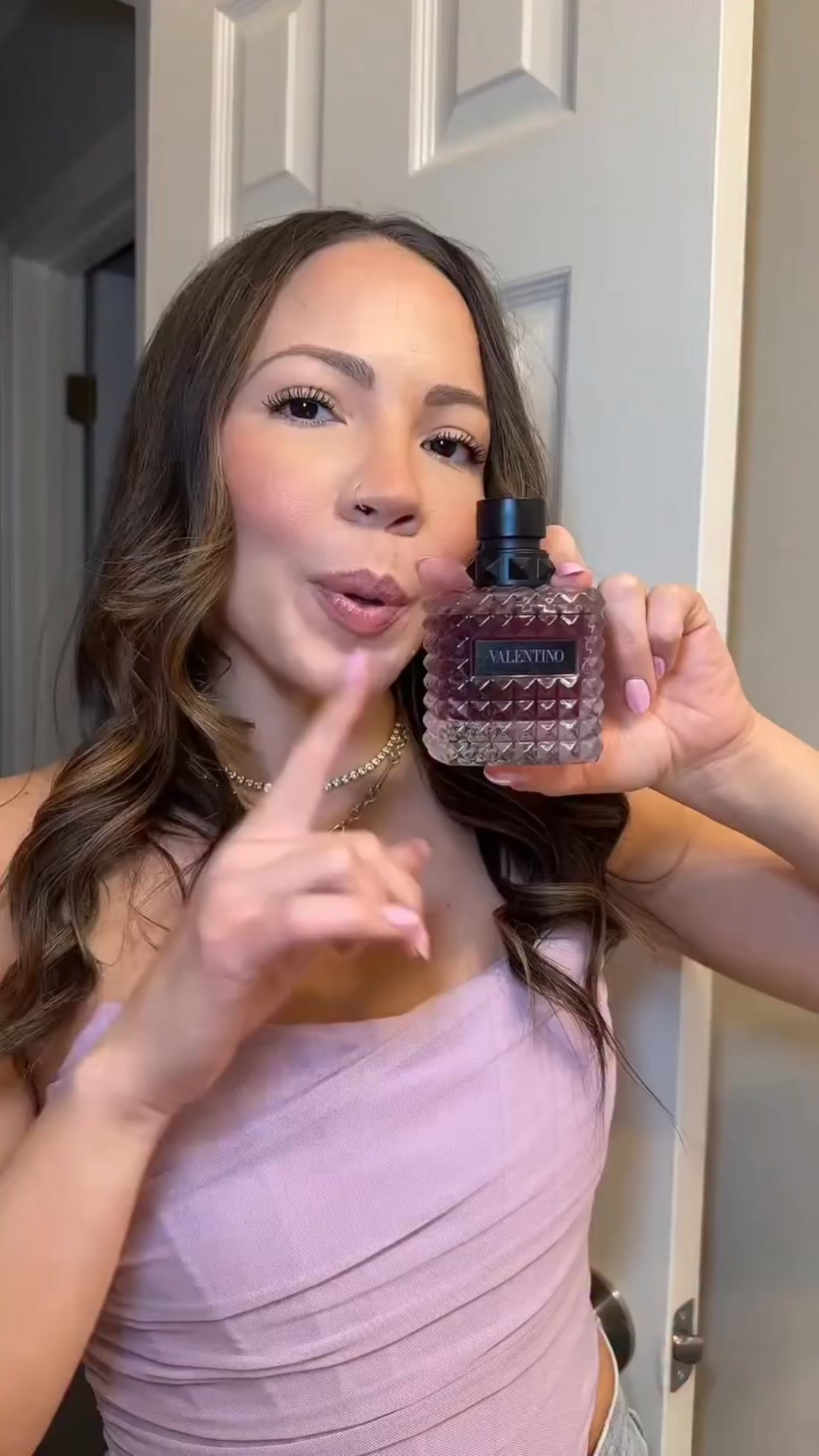 A mood, a feeling, a fragrance @valentino.beauty 

#valentinobeauty #borninroma #borninromapurple #giftedbyvalentinobeauty #perfumeaddict lux perfume, luxury beauty, lux beauty, perfume of the day, vanilla perfume, floral perfume,