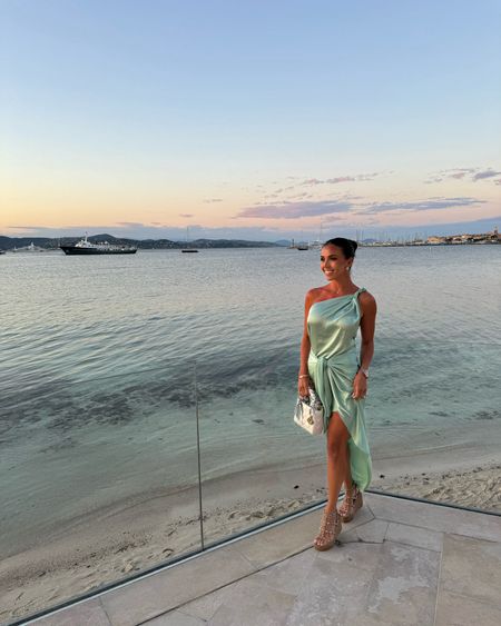 When your dress matches the water >> 🩵👗 This is the perfect dress to pack for any vacay. This is the “mint” color. It would also look stunning to wear to a wedding!! 

#LTKTravel #LTKWedding #LTKStyleTip