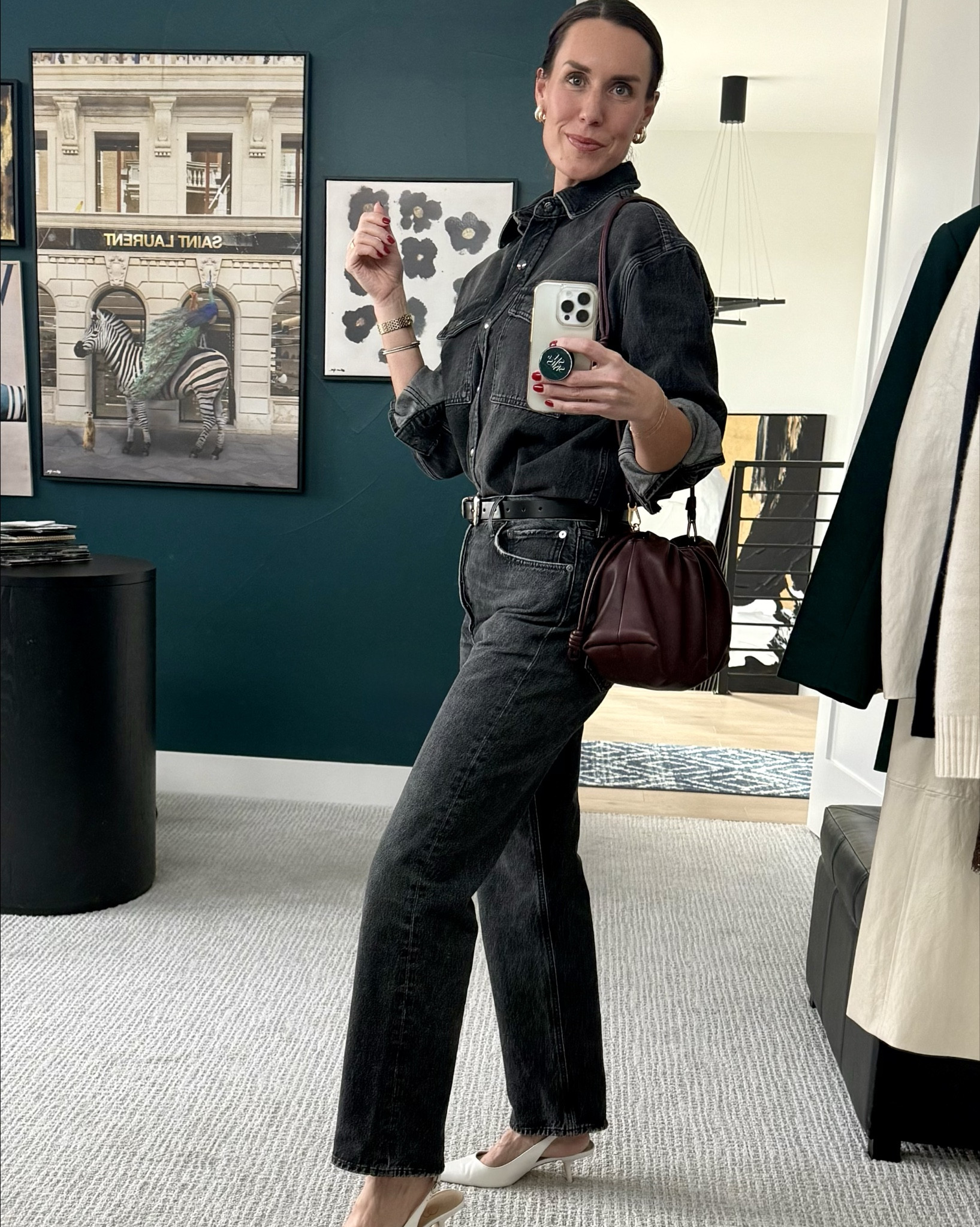 Faded black on faded black with a white pop and burgundy accent! Embracing the denim all around here. Monochrome with the subtle touches to polish it all together. 🖤