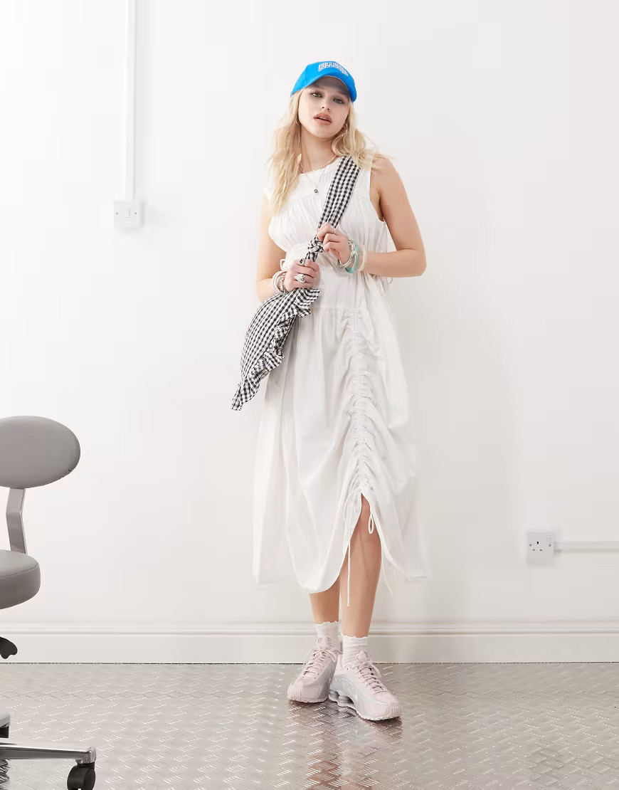 COLLUSION – Maxikleid in Weiß mit mehreren Kordelzügen | ASOS (Global)