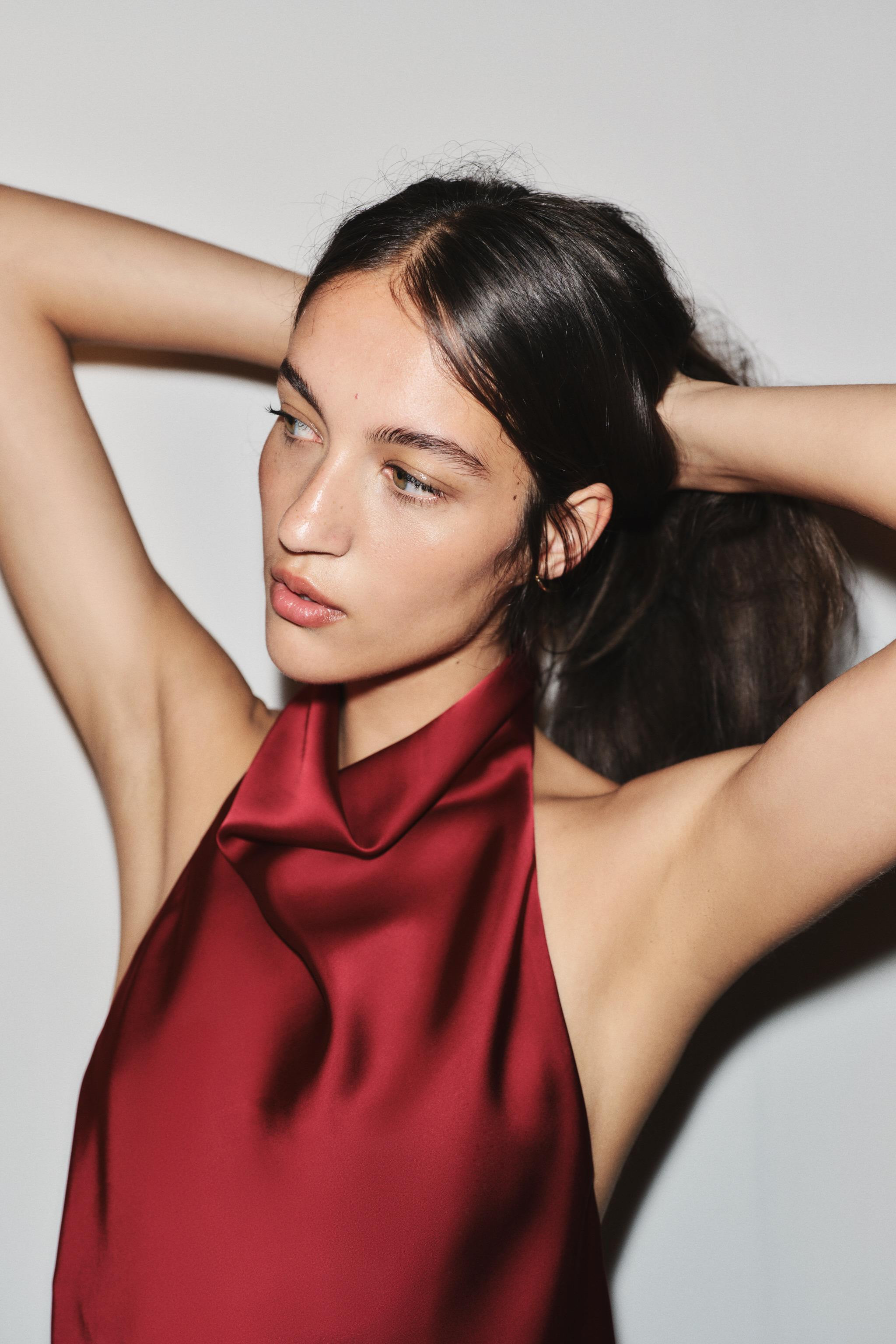 Neckholder-Oberteil mit r\u00fcckenfreiem Design. Verdeckte Knopfleiste im R\u00fccken. | Zara DE