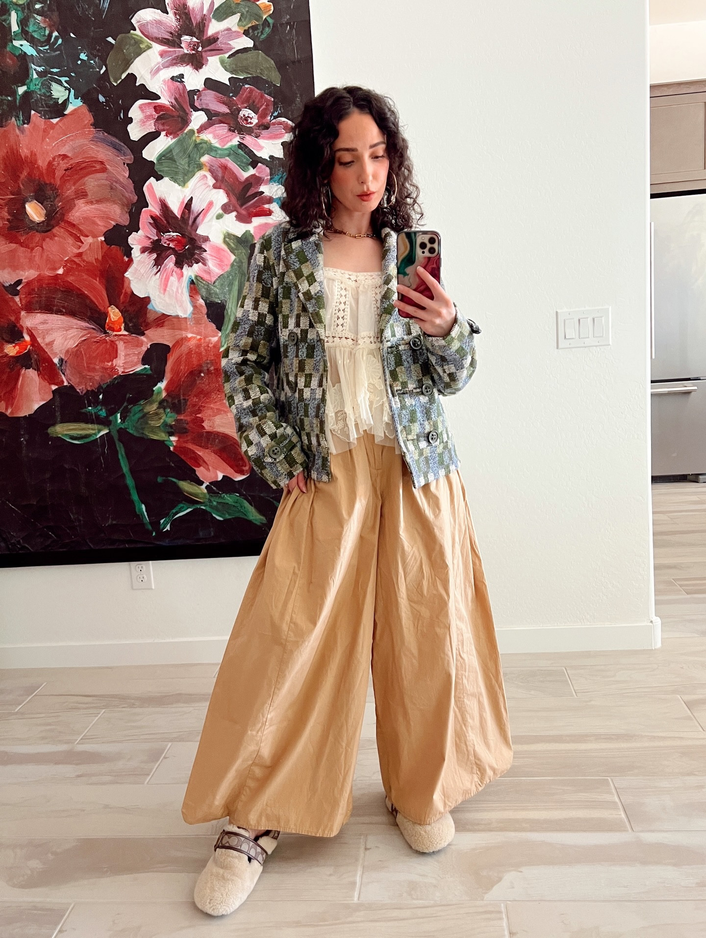 There’s something so romantic about this look. I imagine the main character is running up to the castle for…love? Betrayal? (although running in these shoes, very controversial) 😂🍂

Top - Free People
Jacket - thrifted
Pants - AG
Shoes - Coach 

#falltrends #falljackets #freepeoplestyle #freepeople #nordstromstyle #nordstromfinds #autumninspo #falloutfitideas