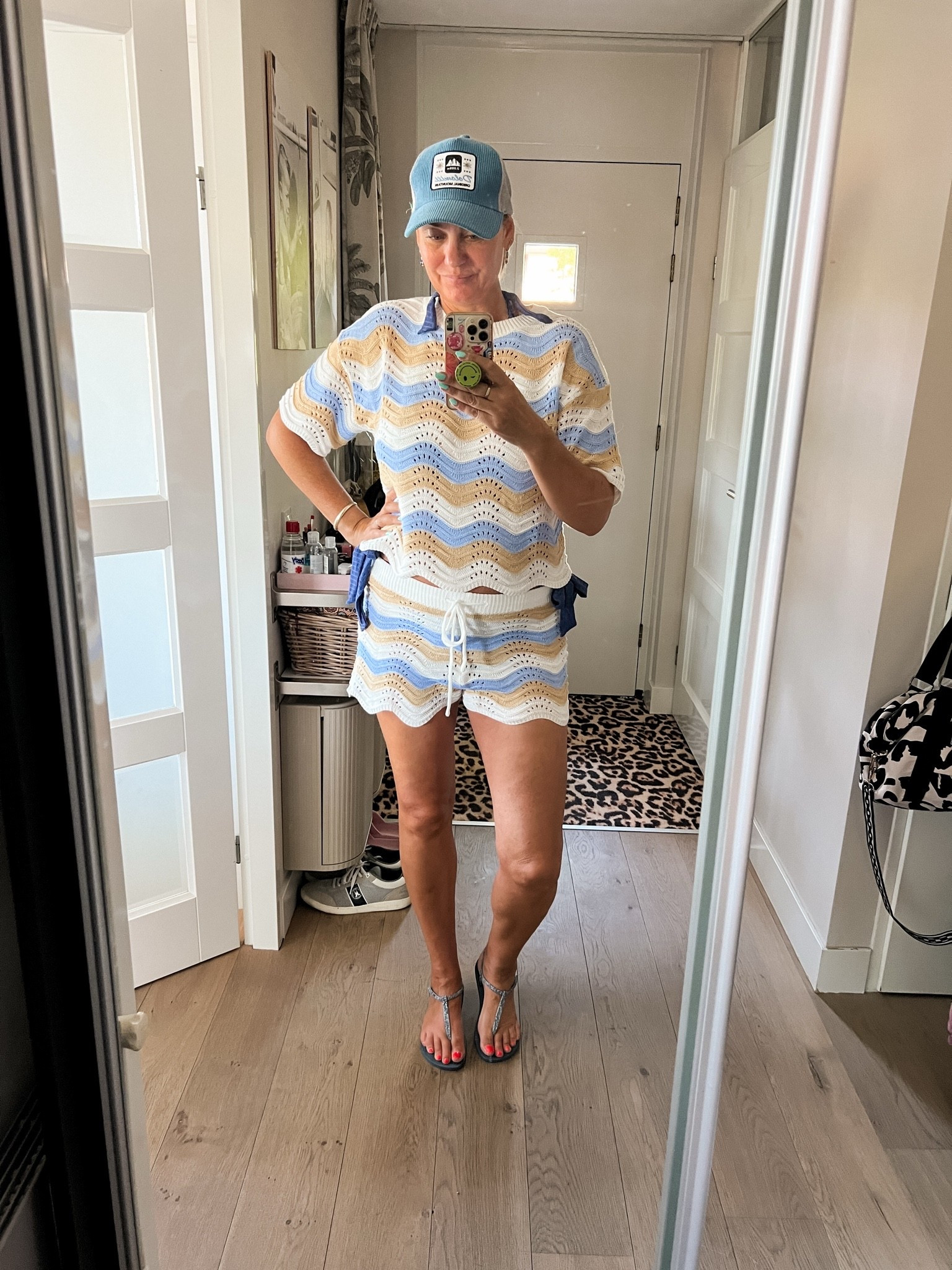 OOTD - Zondag. Een dagje strand. Blauwe Cupshe bikini (L) en een gebreid co-Ord setje in blauw, beige en wit (L). Blauwe Ipanema slippers en een pet uit de Dolomieten.

#LTKnederlands #LTKsummer #LTKswimwear