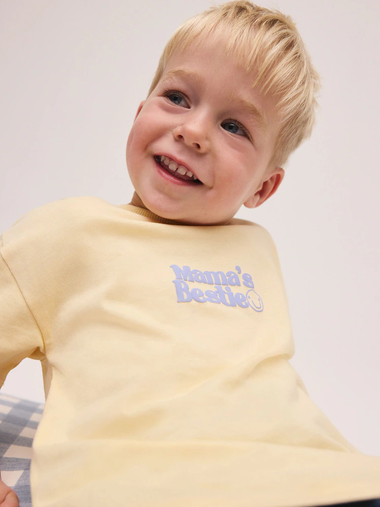 Bestie de Mama Jaune - Petit t-shirt graphique à manches courtes (3mois à8ans) | Next EU