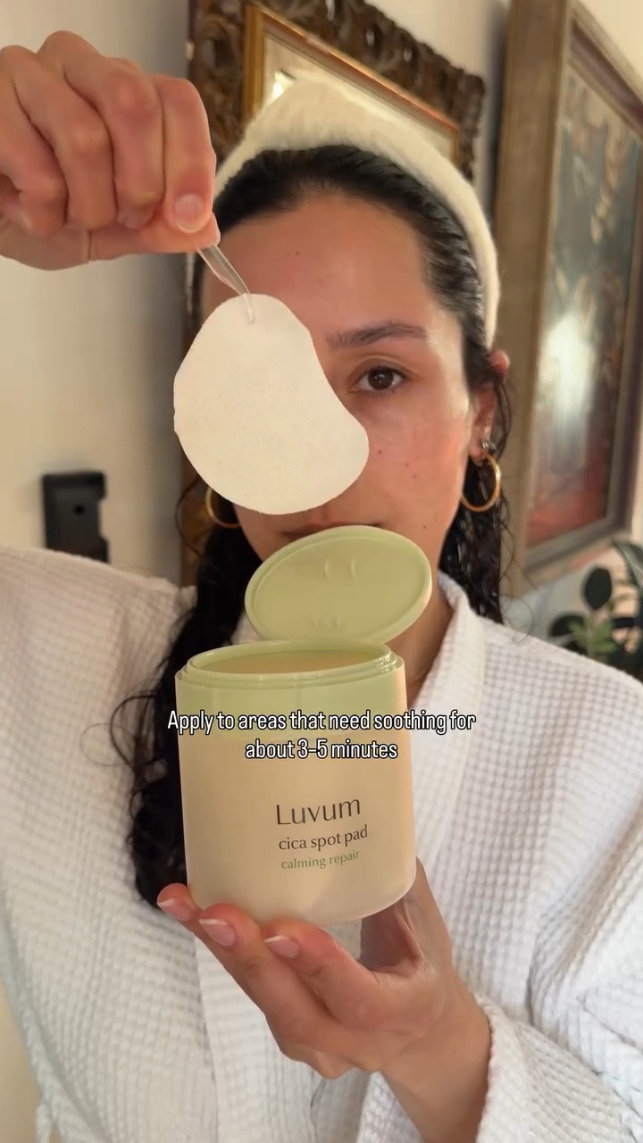 Designed to comfortably fit targeted areas, this toner pad quickly calms redness and irritation caused by external stress while replenishing moisture.

@luvum_global @luvum_official 

#luvum #cicasprout #sensitiveskin #acnepad #cicaspotpad