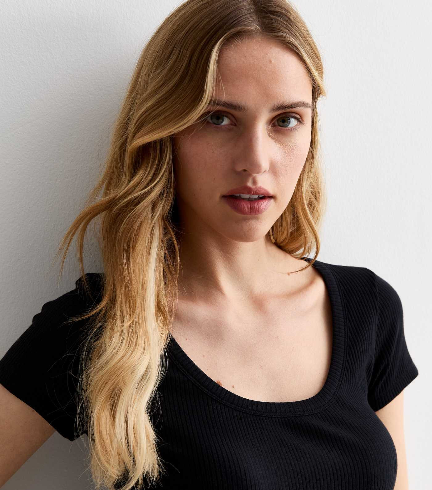 Black Ribbed Scoop-Neck T-Shirt
						
						Add to Saved Items
						Remove from Saved Items | New Look (UK)