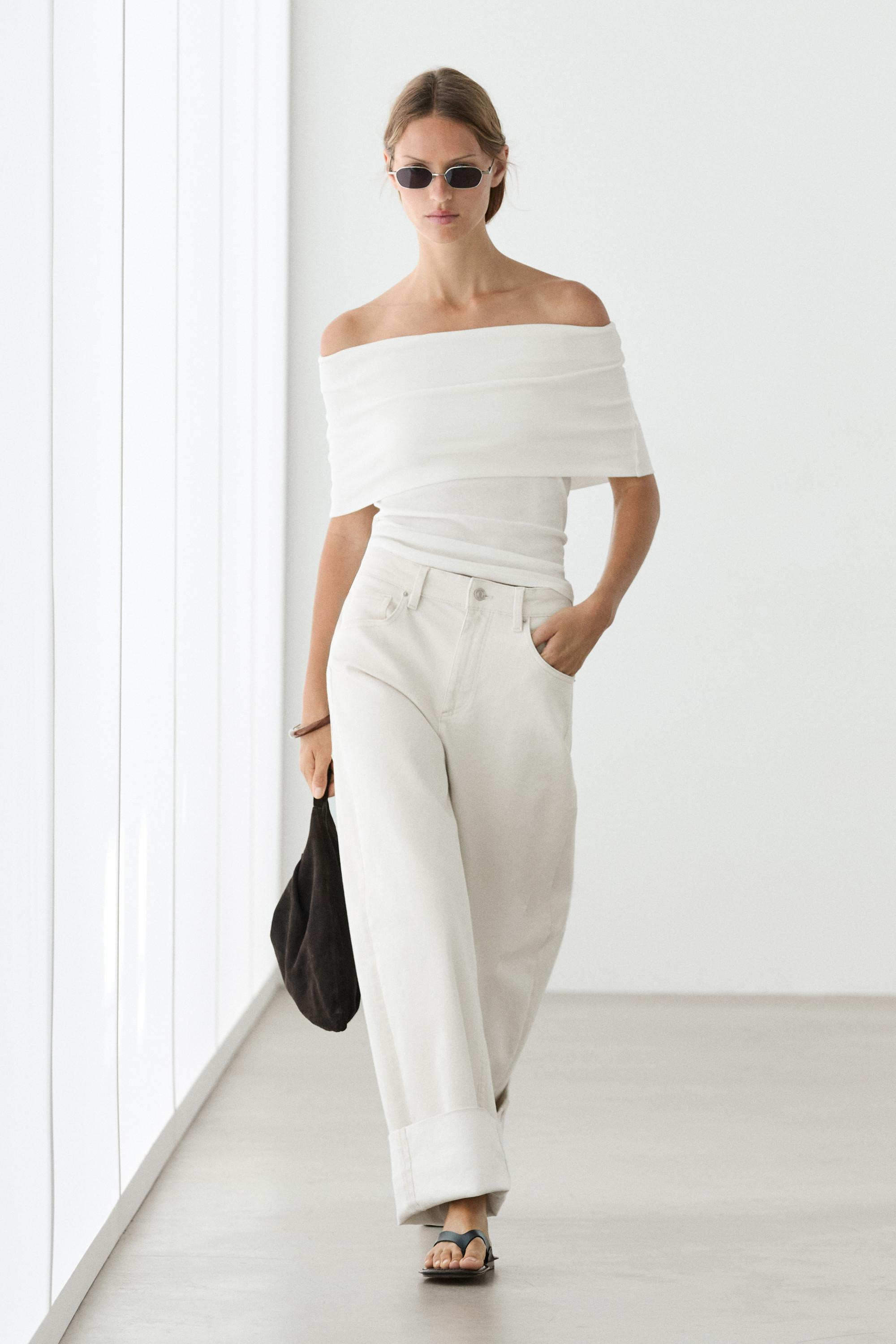 Top aus Baumwolle mit Carmen-Ausschnitt \u00b7 Grbrochenes Weiss, Braun, Schwarz \u00b7 Circular ... | Massimo Dutti DE
