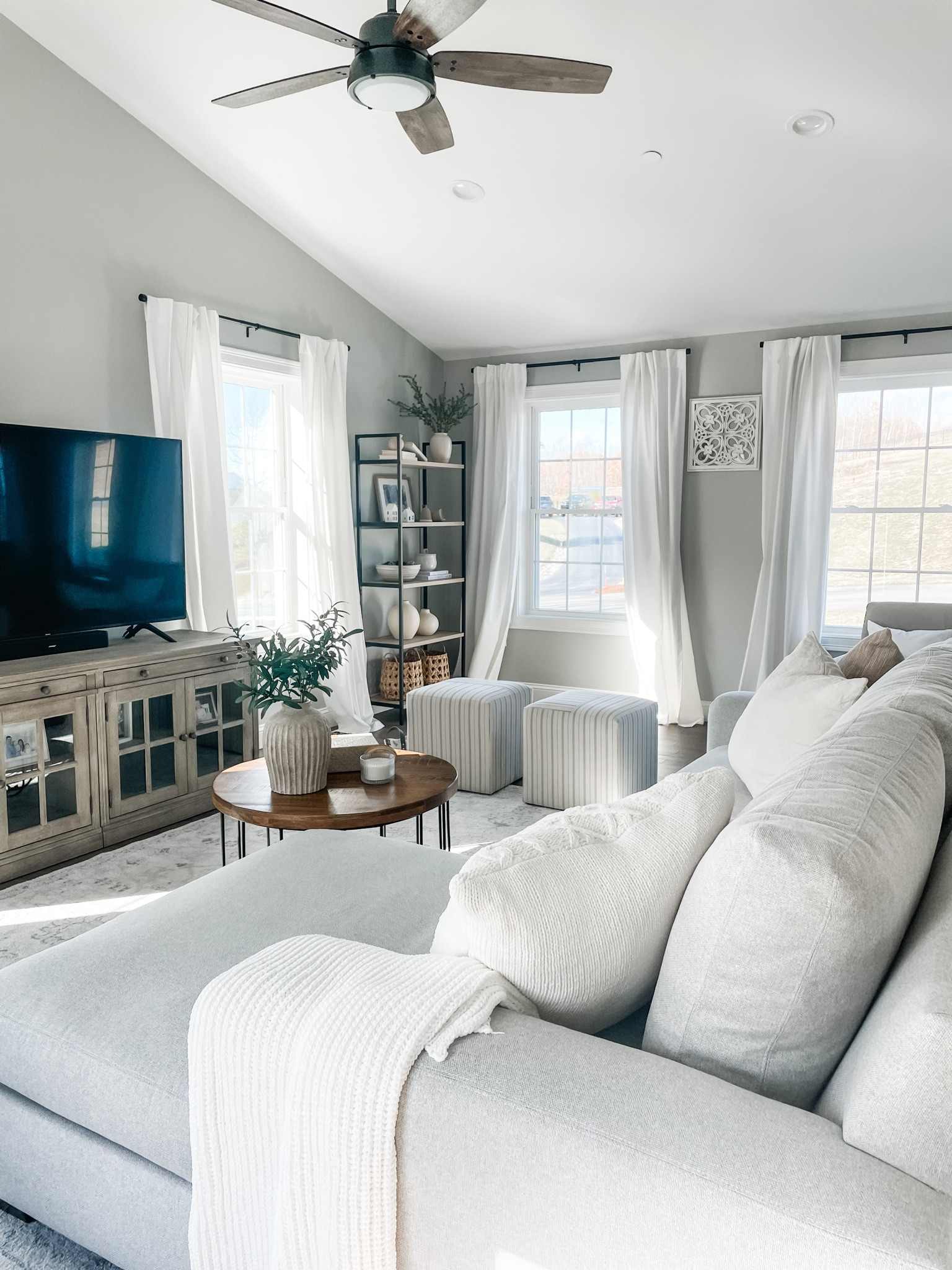 Living room 
Sectional couch 
Sectional sofa 
Living room decor 