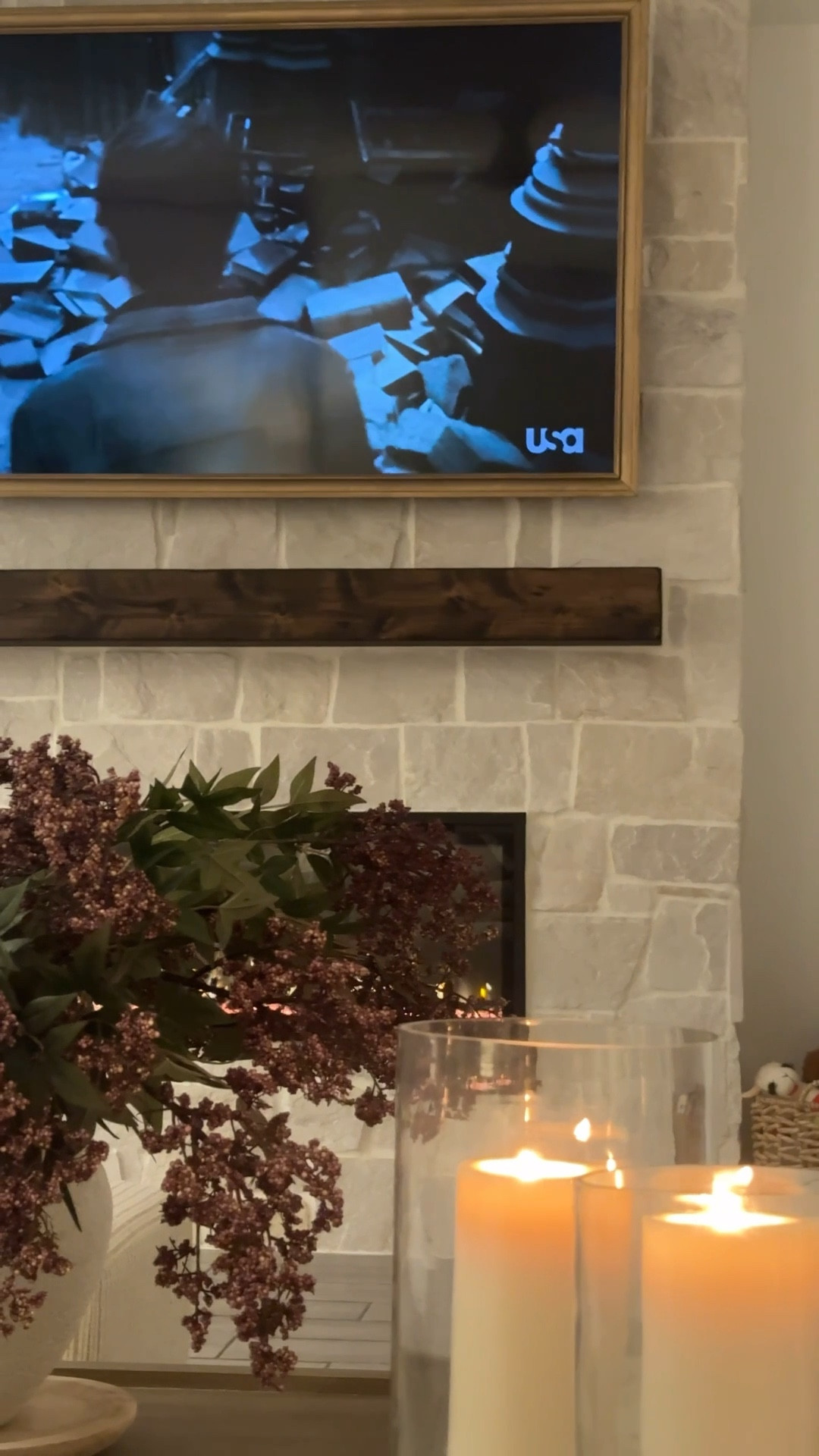 One of those small upgrades that makes such a big difference 🤍

I didn’t want to splurge on the Frame TV, so I went this route instead and I’m obsessed. This TV frame instantly elevated our living room and was so easy to put together.

Living room frame: “Basic” design in European Gold ✨

#livingroominspo #tvframe #customtvframe

#LTKHome