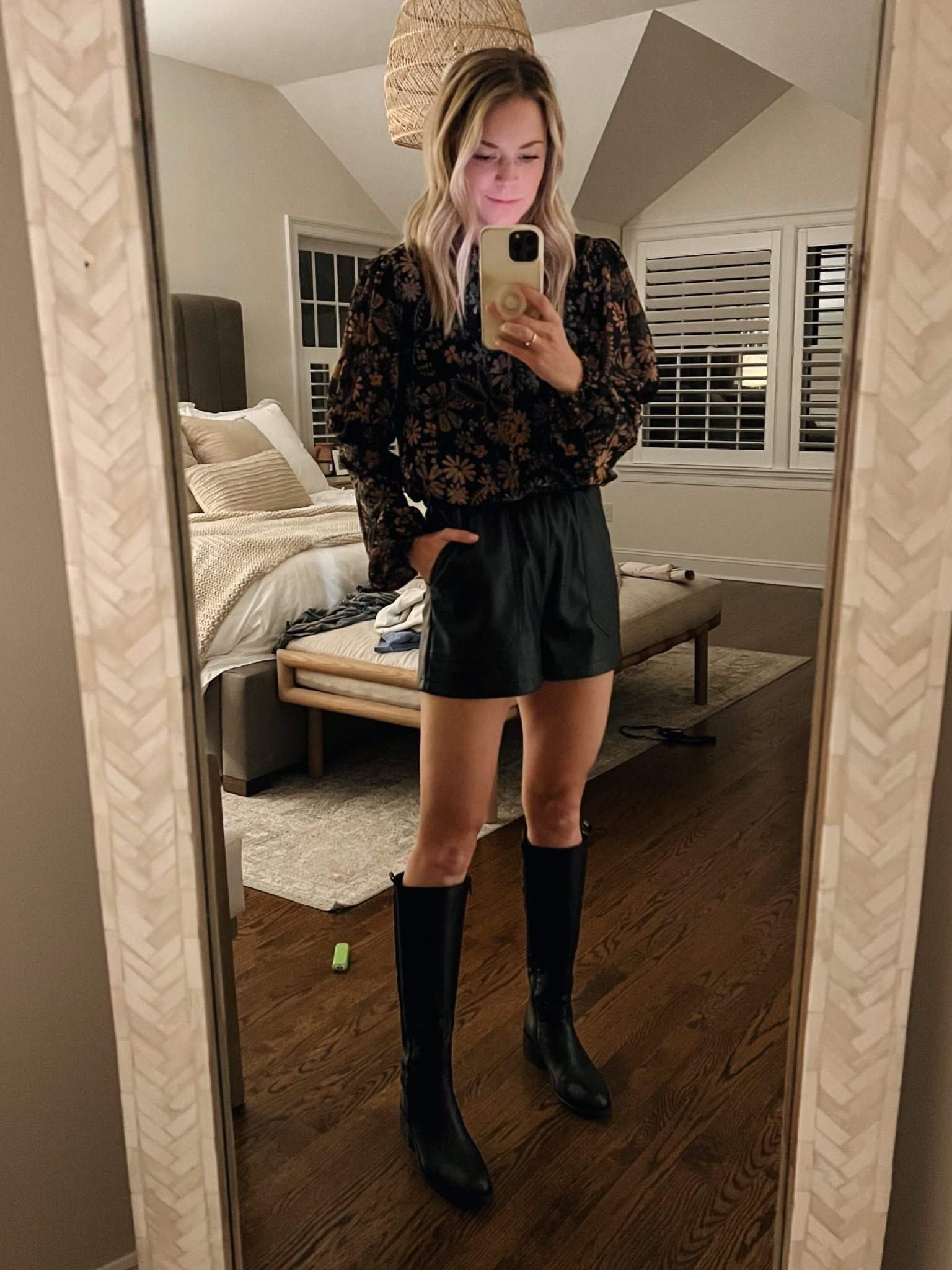 Date night outfit 
•floral blouse (size small) 3 colors 
•faux leather shorts (small)
•boots are Anaki Paris bottes urco (run tts) 

#LTKunder100 #LTKstyletip