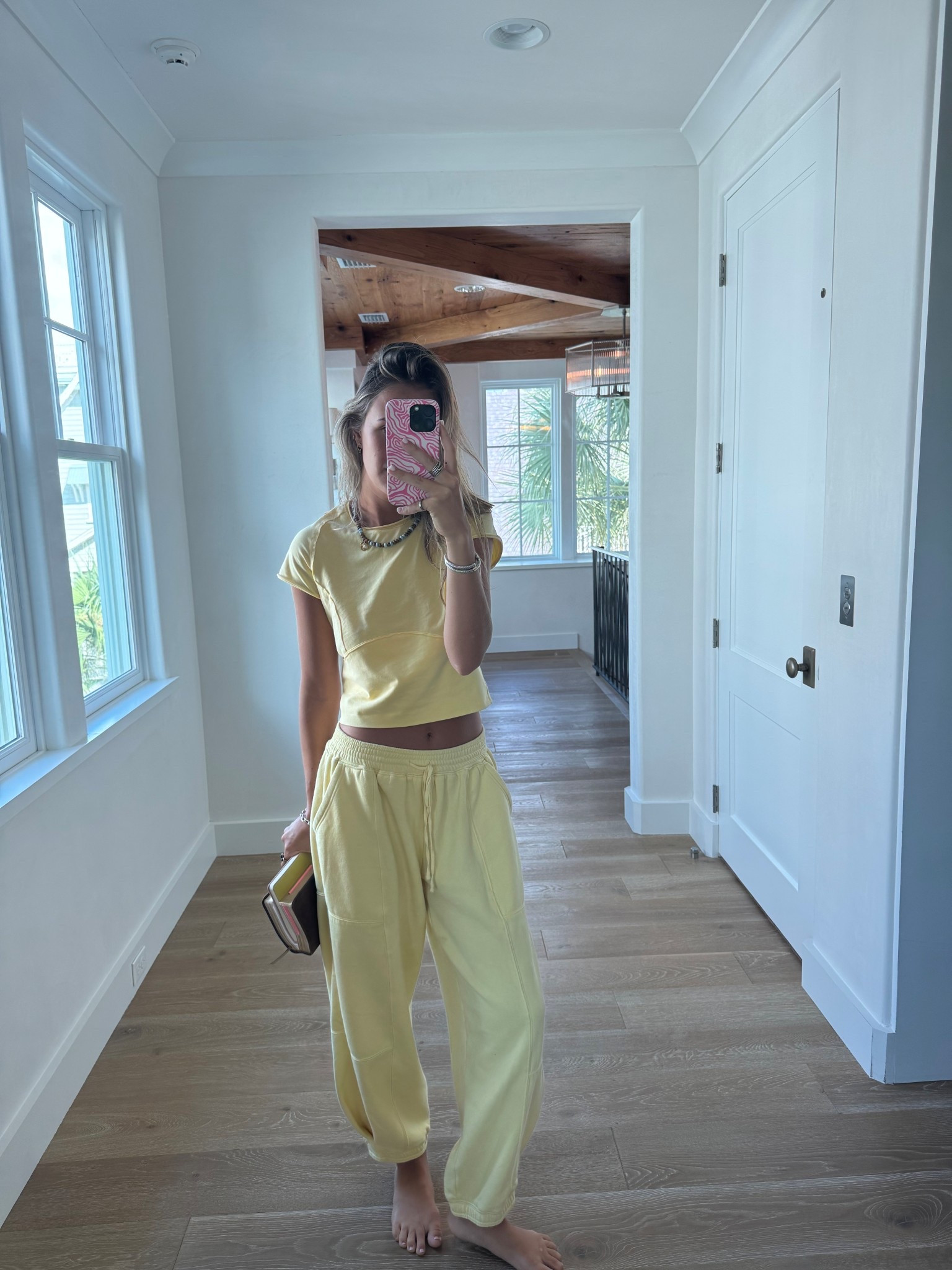 phone case💝 

outfit is old free people and anthro!