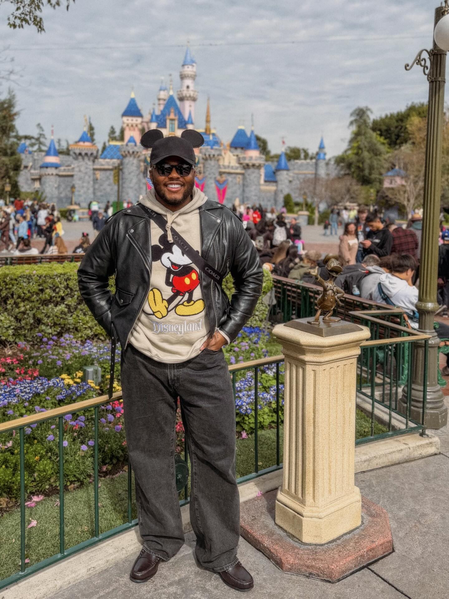 Baby’s first visit 🥹

Finally made it to the happiest place on earth