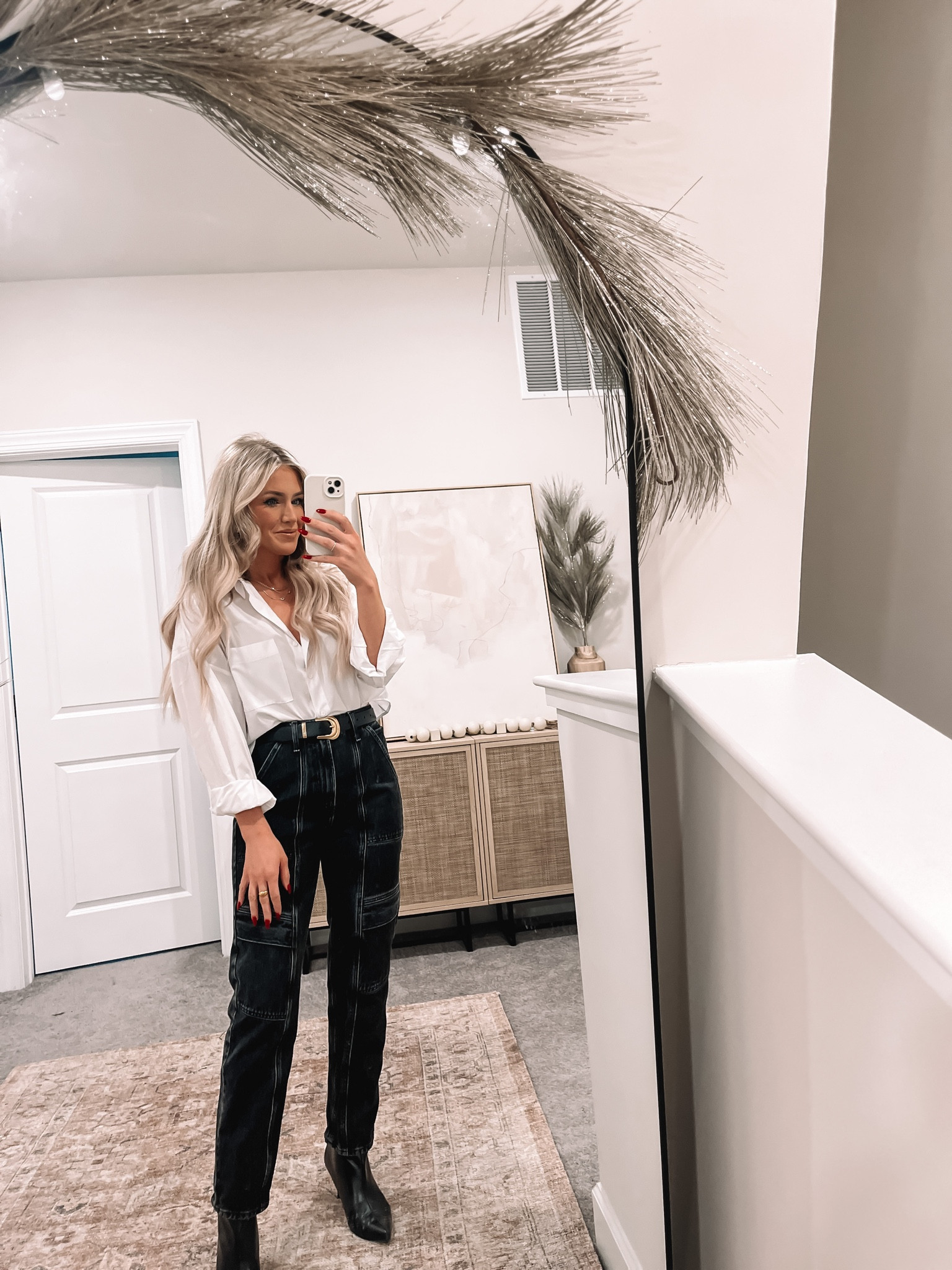 Casual ootd idea! Love these pants. Wearing size 26, size down one size. 

#LTKstyletip #LTKSeasonal #LTKfindsunder100