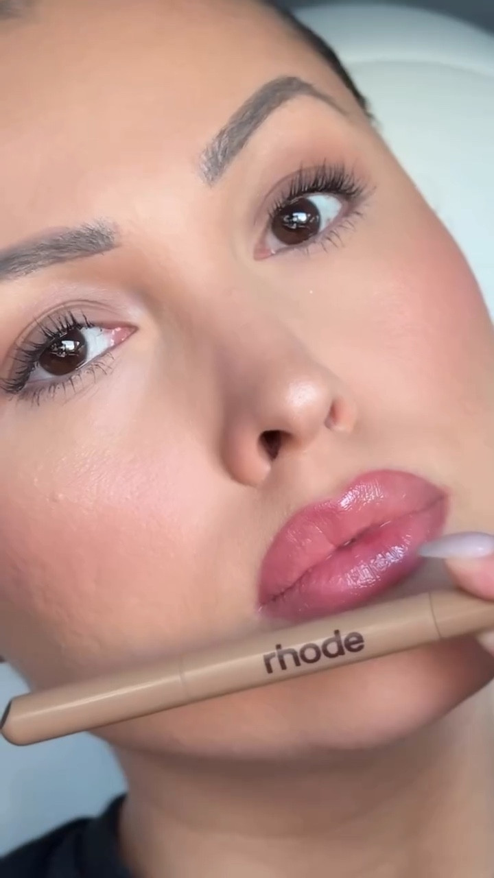 A little GRWM in the car 🫶🏻
Also trying out @rhode lip liners in lunge and press!

Do you want more makeup videos?