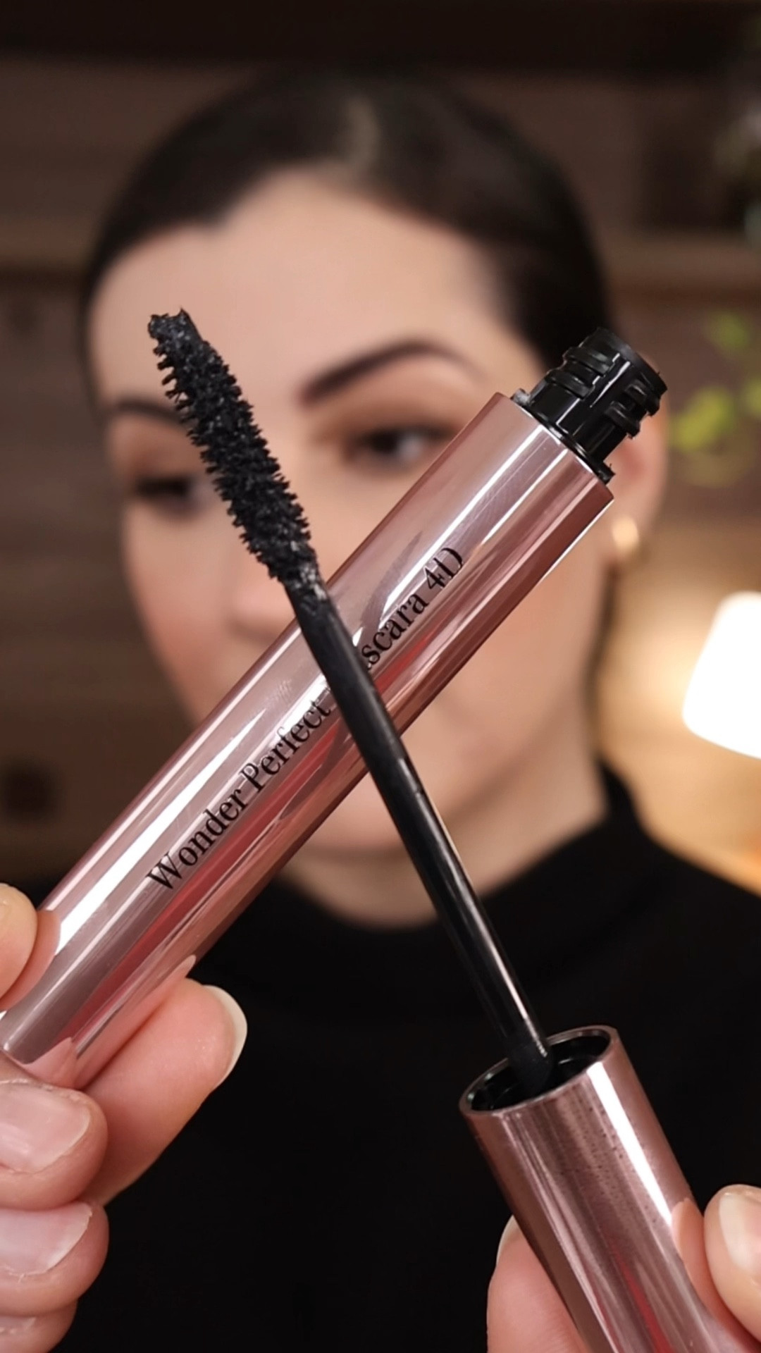 Máscara de Cílios Wonder Perfect 4D de Clarins 

Que efeito mais lindo! Essa máscara de cílios de @clarinsbrasil alonga, define, curva e da volume aos cílios sem empelotar ou deixar os fios grudados demais! Achei o acabamento extremamente elegante! 

Além da beleza do efeito, a fórmula também trata os cílios e com o uso contínuo vai deixando os fios mais grossinhos e encorpados! 

O aplicador de escovinha é excelente para ter uma aplicação uniforme de produto em todos os fios e ainda tem uma espessura ótima para quem tem olhos pequenos ou pouco espaço de pálpebra superior (e não se adapta a aplicadores mais grossinhos!) 

Ela custa R$209 e está disponível no site oficial de Clarins (cupom AMOCLARINS para 10% off na primeira compra) e também na Sephora (cupom HYDRACLARINS para ganhar 2 minis em todas as compras da marca). Cupons podem ser descontinuados a qualquer momento!! 

Eu amei essa máscara, elegante, eficiente e ainda trata dos cílios! 

#LTKbrasil #LTKVideo #LTKbeauty