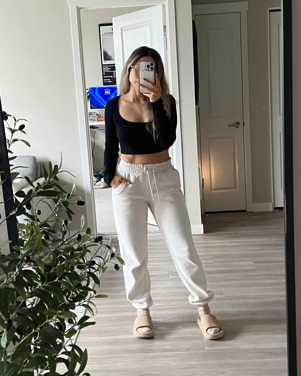 Cozy outfit 🧸☁️🫶🏽

Top: Lulus (part of a two piece set)
Bottoms: Abercrombie (sold out - linked similar options)

#LTKstyletip #LTKfindsunder100