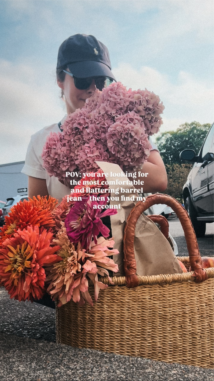 I have been living in these!

Ps. And maybe even more important I am now a regular at the flower stand at my local farmers market. I can die happy. First name basis 🫶💐

Comment ‘SHOP’ for the link

#midsizefashion #midsizebarreljeans #midsizequeens #midsizeoutfits #barreljeans