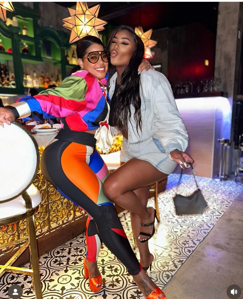 You ask, we answer #mostrequested ! @supastar_g says, “Please give me the deets on Chrissy’ look…” @courtneybrealtor adds, “What are the Dets to this fly set Chrissy is wearing?❤️” @marshunchristian types, “Can we locate this outfit?” @chrissylampkin posed with her friend @roseaym wearing $760 #bottegaveneta aviator shades, an #emiliopucci Goccia print set ($600 leggings) and $1,041 #prada shoes. Would you splurge? Shop #chrissylampkinstyle at the link in our bio under #shopourfeed .
📸 IG/Reproduction #chrissylampkin #chrissylampkinfbd 