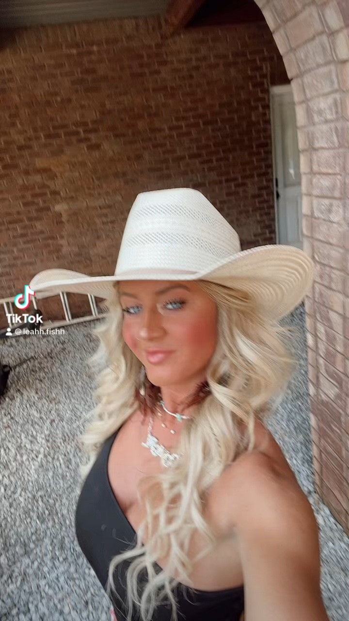 Rodeo outfit!❤️🤍

#LTKSeasonal #LTKVideo #LTKstyletip