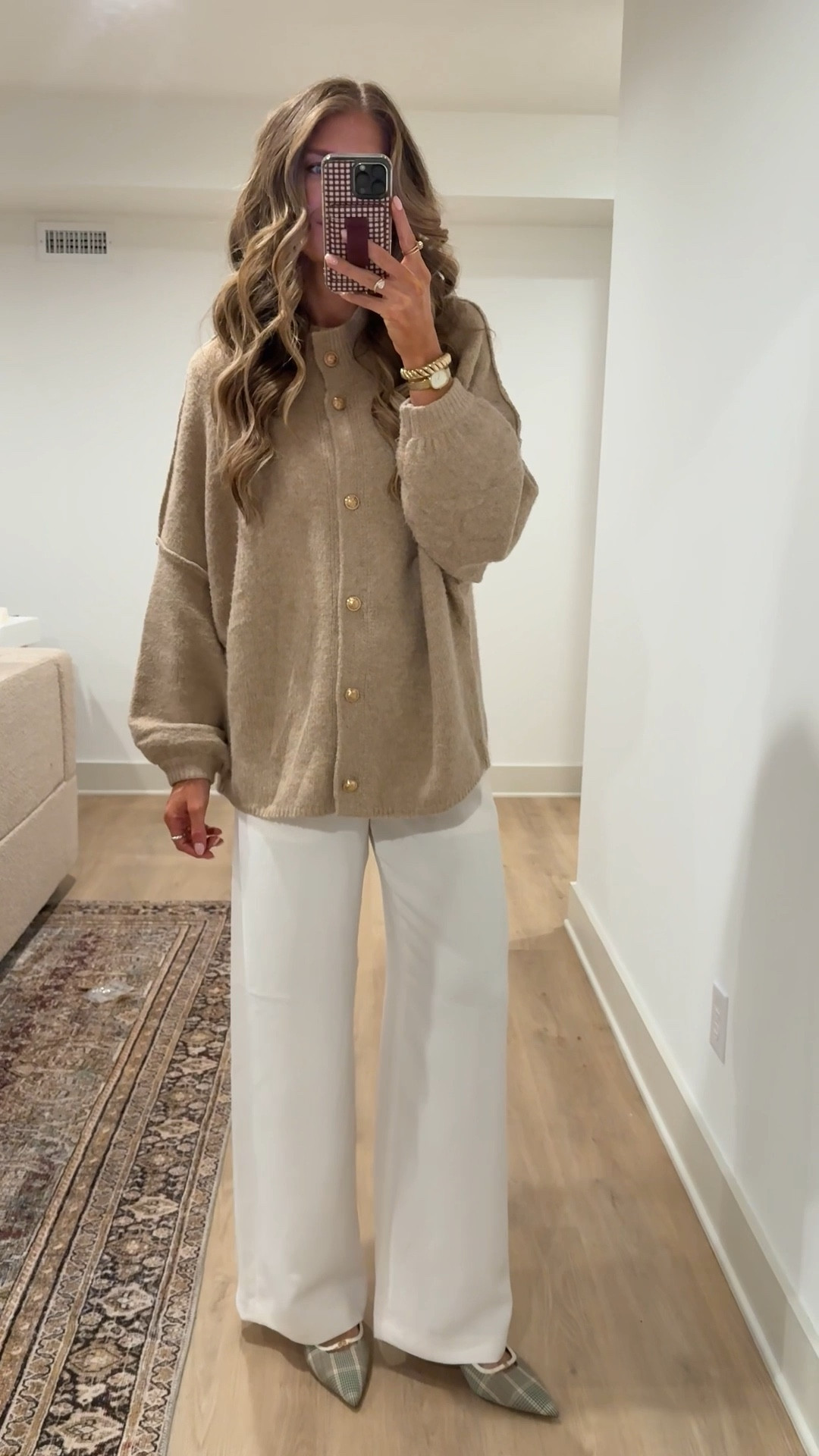 Brunch outfit 
Medium in sweater, runs oversized but still got medium for my tall height 

Pants run tts! LONGS! Medium tall for bump 
Not see through and made of a material that doesn’t wrinkle!