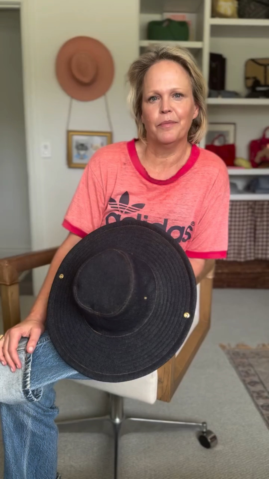 Go to Ask Tiff on tiffanywendel.com to see all my favorite hats, T’s and jeans, or to ask your own question!  It’s so fun to answer your questions ☺️

#stylist #over50 #styletips #hats