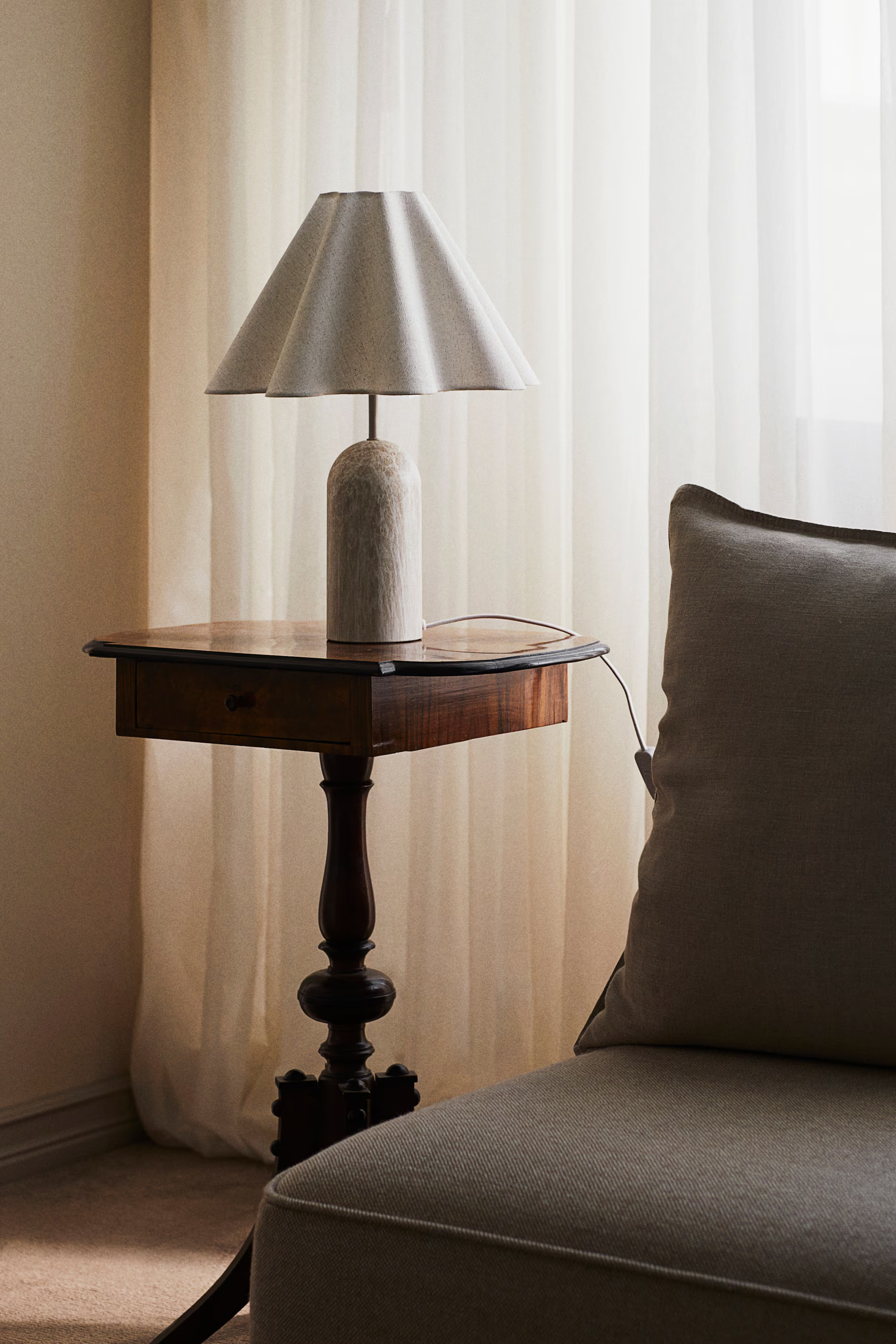 Linen-blend table lamp | H&M (UK, MY, IN, SG, PH, TW, HK)